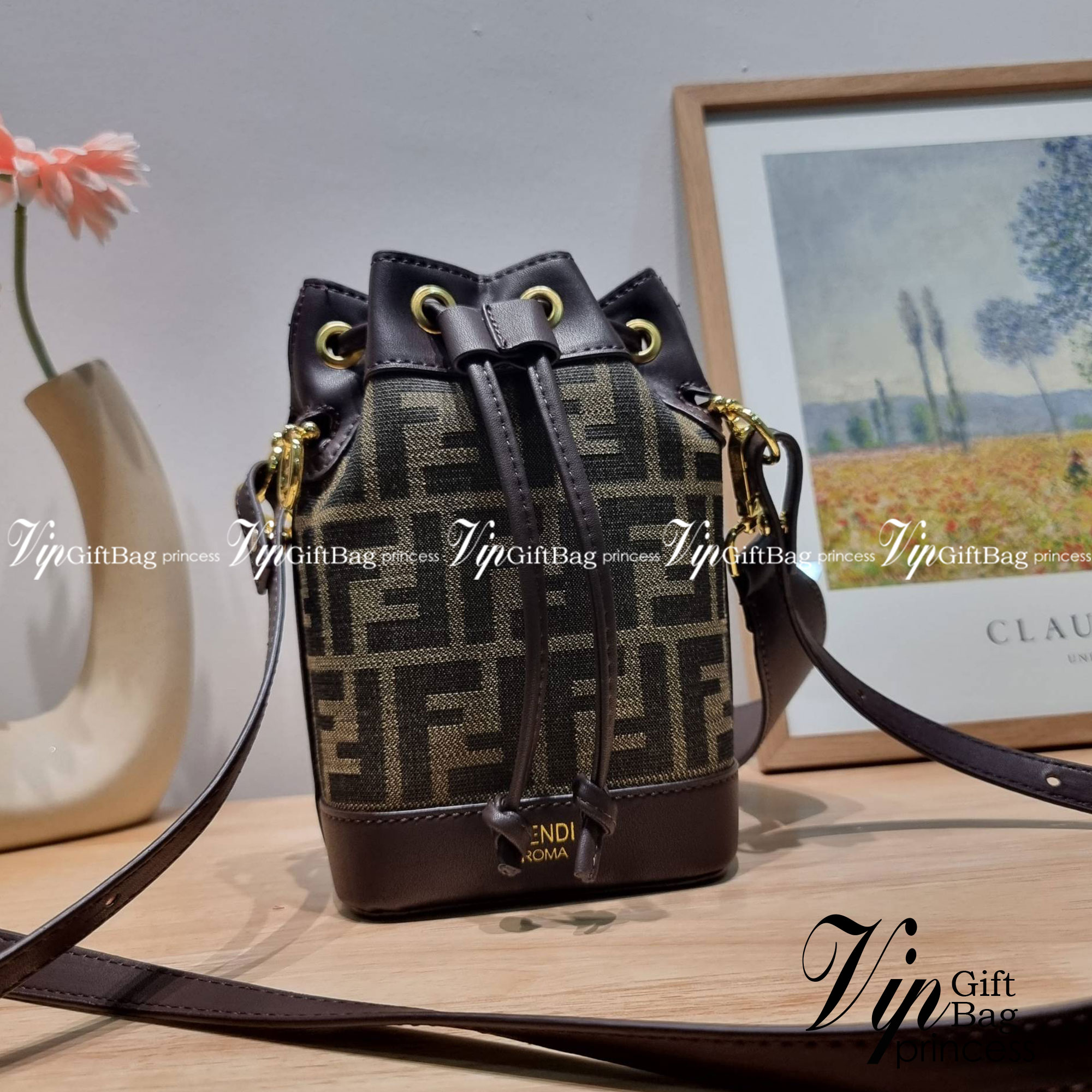 FENDI MINI BUCKET BAG / Fendi Mon Tresor Mini Brown Bag กระเป๋าสะพายทรงขนมจีบยอดฮิต ไซส์มินิ ที่น่ารักน่าใช้มาก ดีไซน์สวยอยู่ทรง วัสดุผ้าแคนวาสสลับหนังแท้ ดีเทลห่วงคล้องอะไหล่สวยหรู มาพร้อมสายสั้นคบ้องแขน และสายครอสบอดี้สำหรับสะพายข้าง สลับใช้ได้ไม่จำเจ ภ