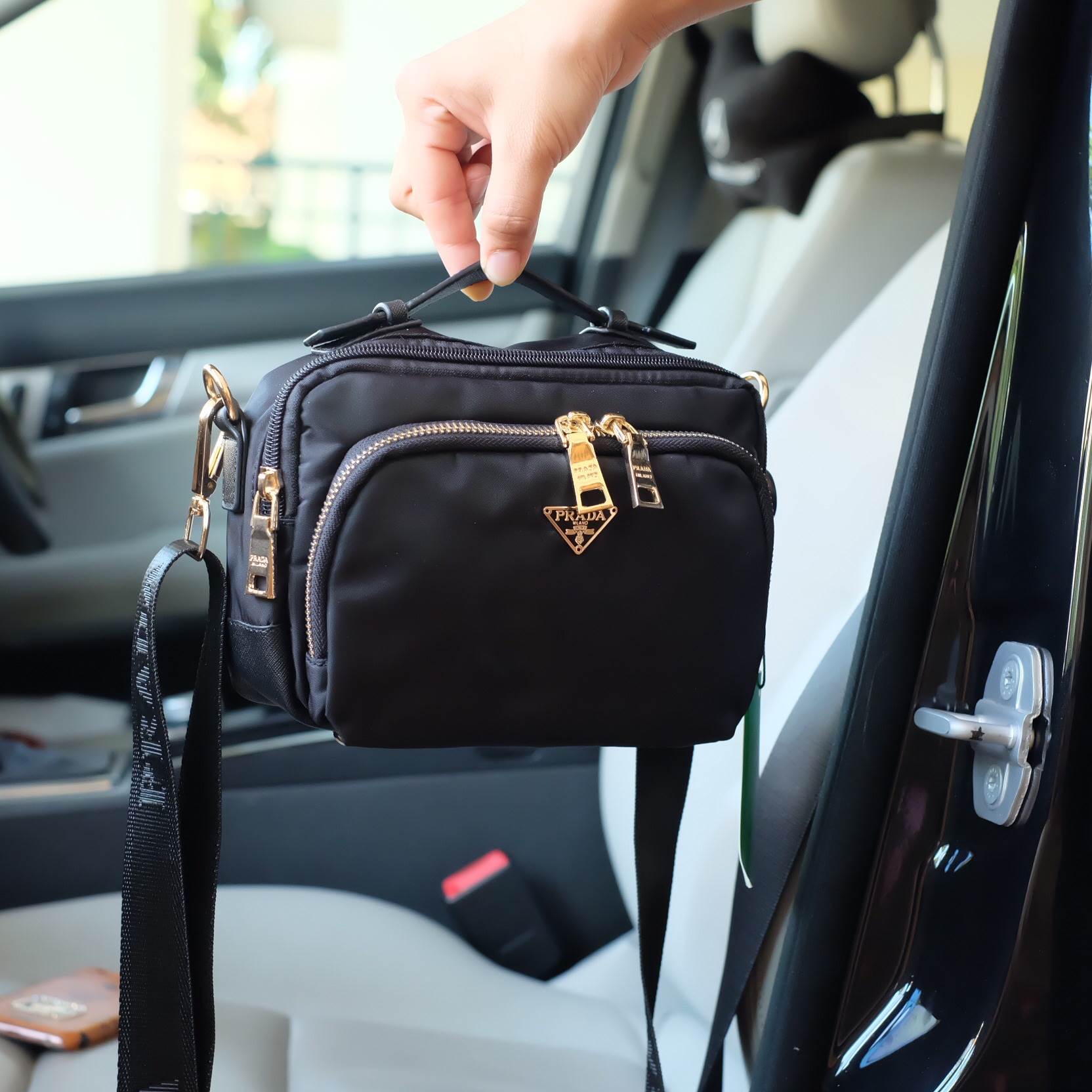 งานพรีเมี่ยมกิ้ฟ จากเคาเตอร์ต่างประเทศคะ 🐼รุ่น Limited edition ค่า ได้ กระเป๋าอเนกประสงค์ #ใบนี้2in1 จากแบรนด์ PRADA มาค่า เป็น กระเป๋าผ้าไนล่อน ตามแบบฉบับของแบรนด์เลย ใบนี้มีสายยาวให้คะ มีหูสั้นสำหรับถือได้ด้วยคะ #เลิศมาก สะพายเป็น shoulder bag ไ