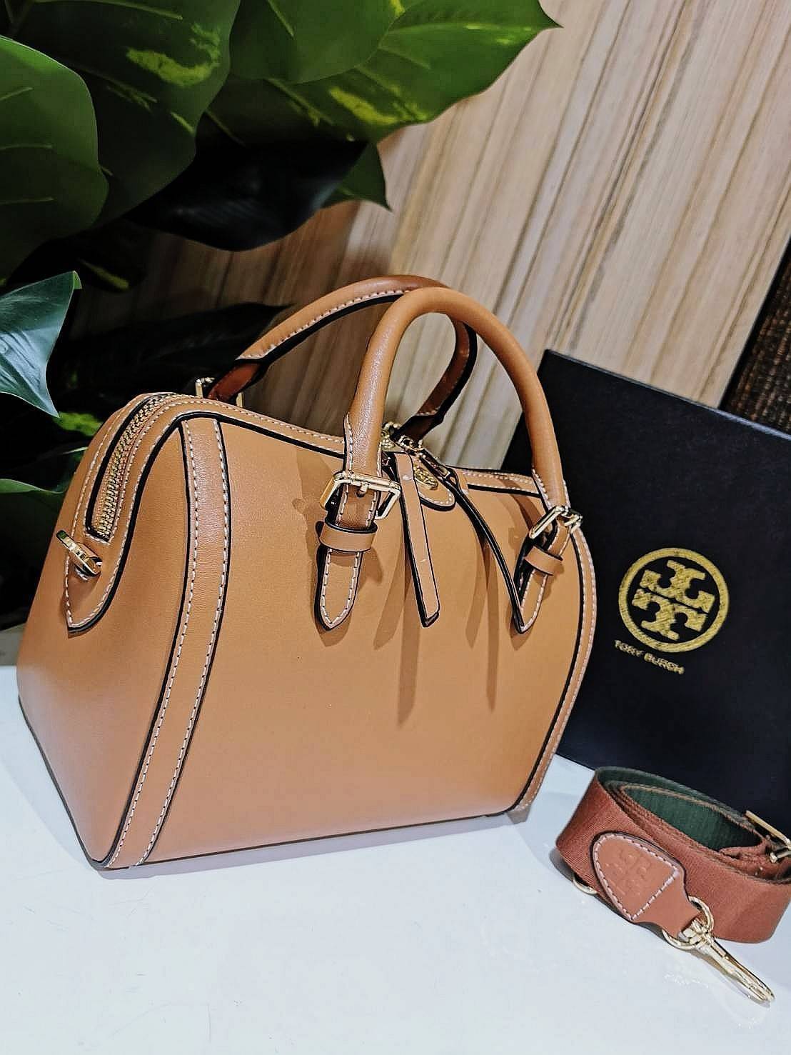 TORY BURCH FACTORY BOSTON BAG กระเป๋าถือหรือสะพายรุ่นใหม่ล่าสุดจาก TORY BURCH FACTORY วัสดุ Calf Skin หนังเรียบสวยอยู่ทรงดีไซน์โดดเด่นทรง Boston เปิดปิดด้วยซิปสะดวกใช้ขนาดกำลังดีใส่กระเป๋าสตางค์ยาว มือถือของใช้ได้เยอะ หูหิ้วจับถนัดมือสายสะพายยาวถอดปรับได้