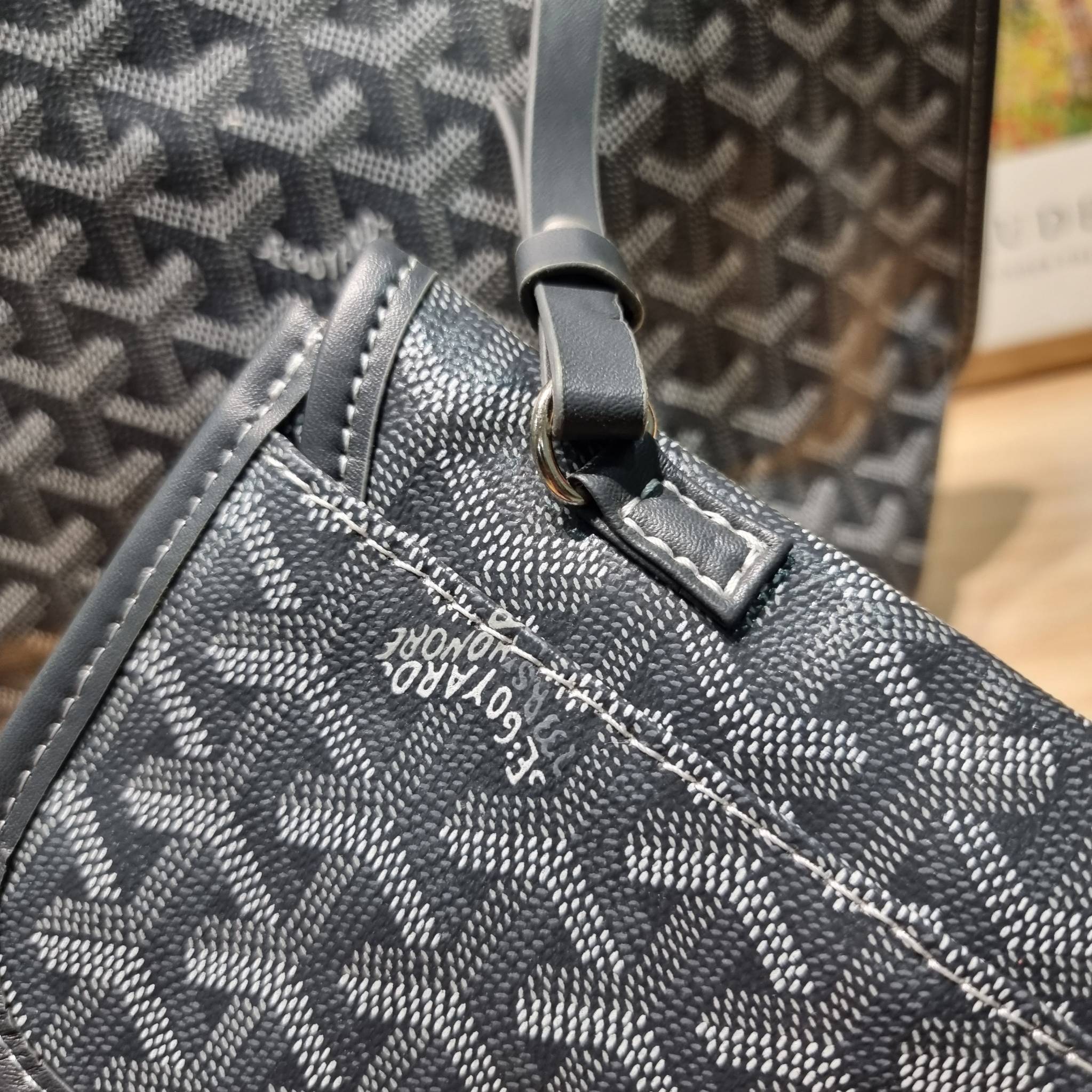 GOYARD ANJOU REVERSIBLE TOTE กระเป๋าสะพายทรงโท้ท ใบใหญ่จุใจ!! กลับด้านใช้ได้ทั้ง 2 ด้าน มาครบสีขายดี เลิศทุกสี รูปทรงคลาสสิค ดีไซน์เป็นเอกลักษณ์ ใช้งานได้หลากหลาย สามารถกลับด้านใช้ได้แบบไม่มีเบื่อ วัสดุหนังแคนวาสพิมพ์ลายสวยคม