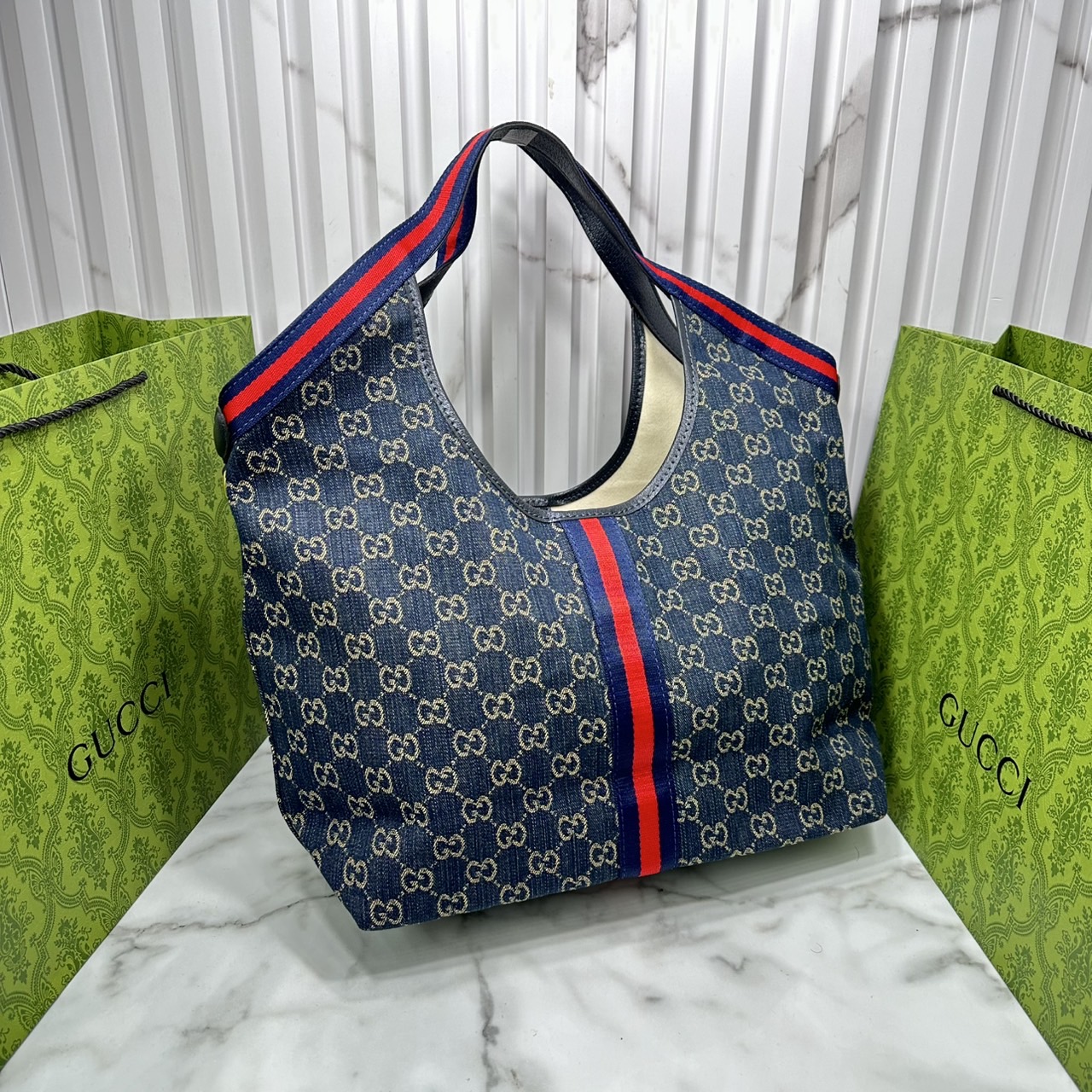 ORI หนังแท้ | Gucci Giglio Large tote bag / Monogram / Denim กระเป๋าทรงสะพายทรงโท้ทใบใหญ่ ดีไซน์ใหม่ล่าสุด สวยหรู่เท่มาก มาพร้อมใบเล็กเข้าเซ็ท พร้อมสายสะพายยาวเขียวแดงเป็นเอกลักษณ์ ภายในโล่งกว้าง จุของได้เยอะจุใจ