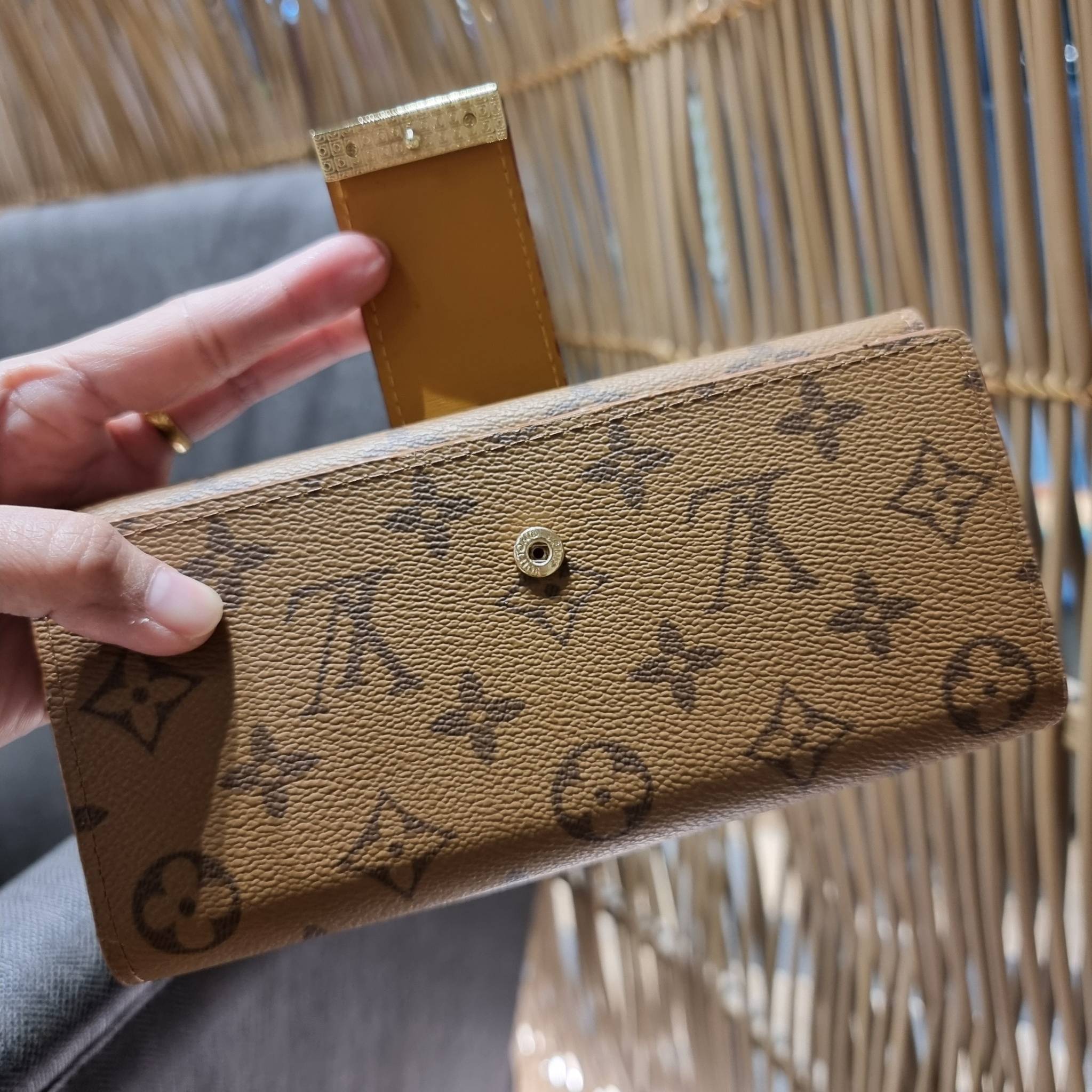 VIP 】ได้เวลาเปลี่ยนกระเป๋าสตางค์รับทรัพย์กันแล้ว!! LV vip wallet กระเป๋าสตางค์พรีเมี่ยมกิ๊ฟ เป็นไอเท็มหายาก ที่สาวๆต้องว้าว!! ใบยาวขนาดกำลังเหมาะมือ ถือแล้วขับผิวทุกสี วัสดุหนังแคนวาส ทนทาน เปิด-ปิดด้วยกระดุม ภายในมีช่องใส่บัตรเยอะมาก แบ่งสัดส่วนสวย ใส่ธน
