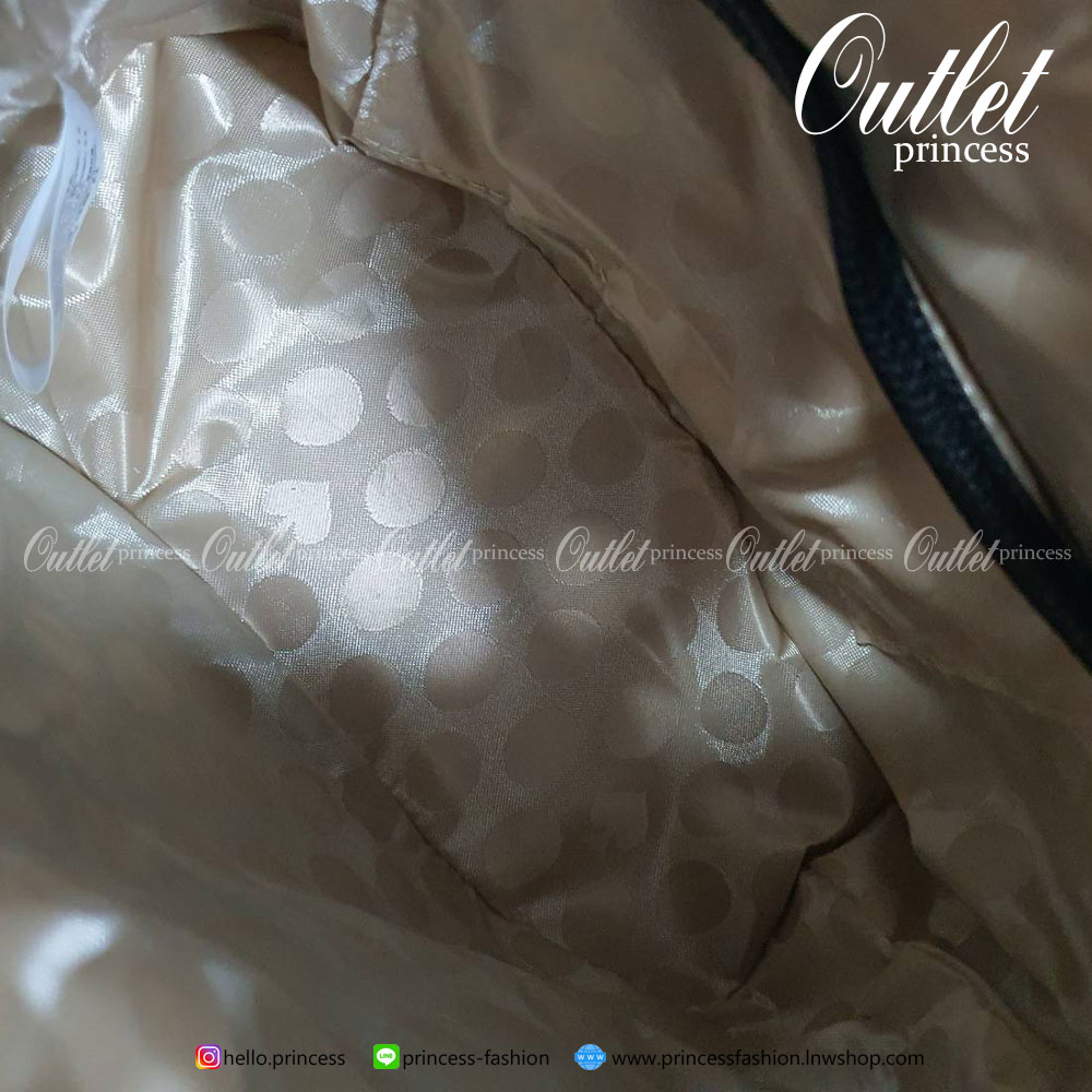 KATE SPADE CROSSBODY BAG แบรนด์ดังจากอเมริกาสุดฮิตของวัยรุ่น กระเป๋าสะพาย ขนาดน่ารักกำลังดี เปิดปิดด้วยซิปเดียวด้านบน ภายในมีช่องเล็ก1ช่อง ใส่มือถือได้ทุกรุ่นและกระเป๋าสตางยาวได้ ความยาวสาย 117cm ปรับได้ถึง5ระดับ รุ่นฮิตอีกรุ่นที่ไม่ควรพลาดเลยคร้า