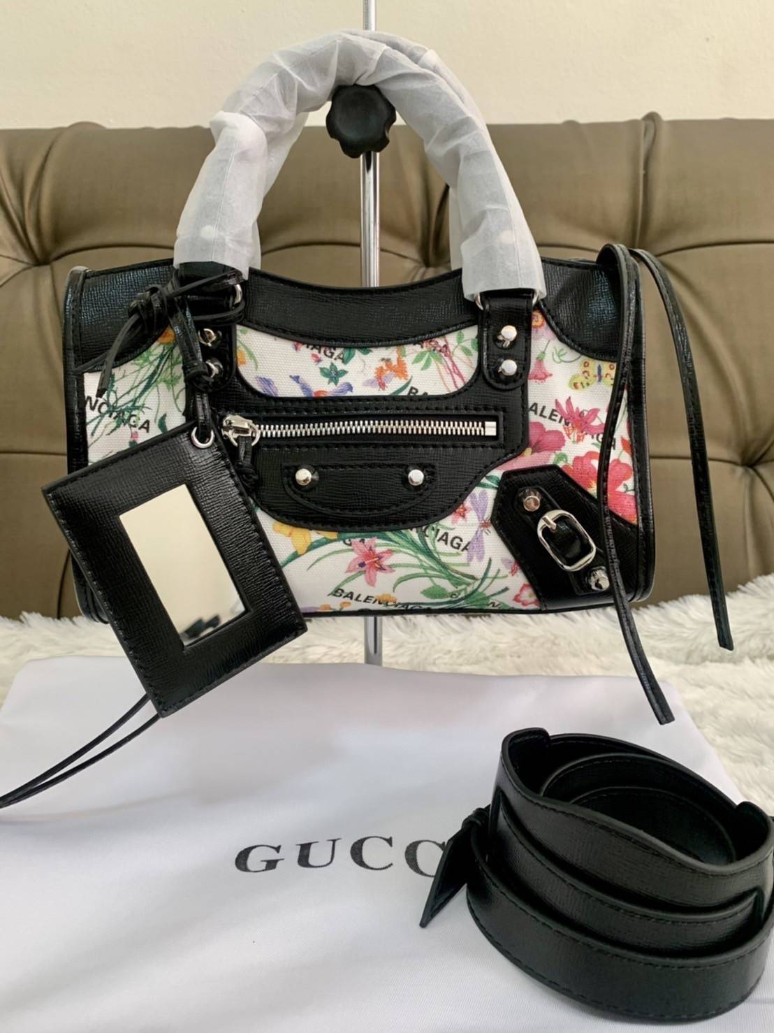 VIP 🥂 Gucci x Balenciaga The Hacker Project Mini Neo Bag คอลเลคชั่นร้อนๆ พร้อมเสิร์ฟ ที่่มีการผสมผสานระหว่างGucci & Balenciaga เข้าไว้ด้วยกัน ดีไซน์ล้ำสมัย วัสดุCanvas เย็บขอบด้วยหนังcalfskin อะไหล่เงิน ลวดลายสดใส ประทับตัวอักษรBalenciaga ลงบนผ้าเ