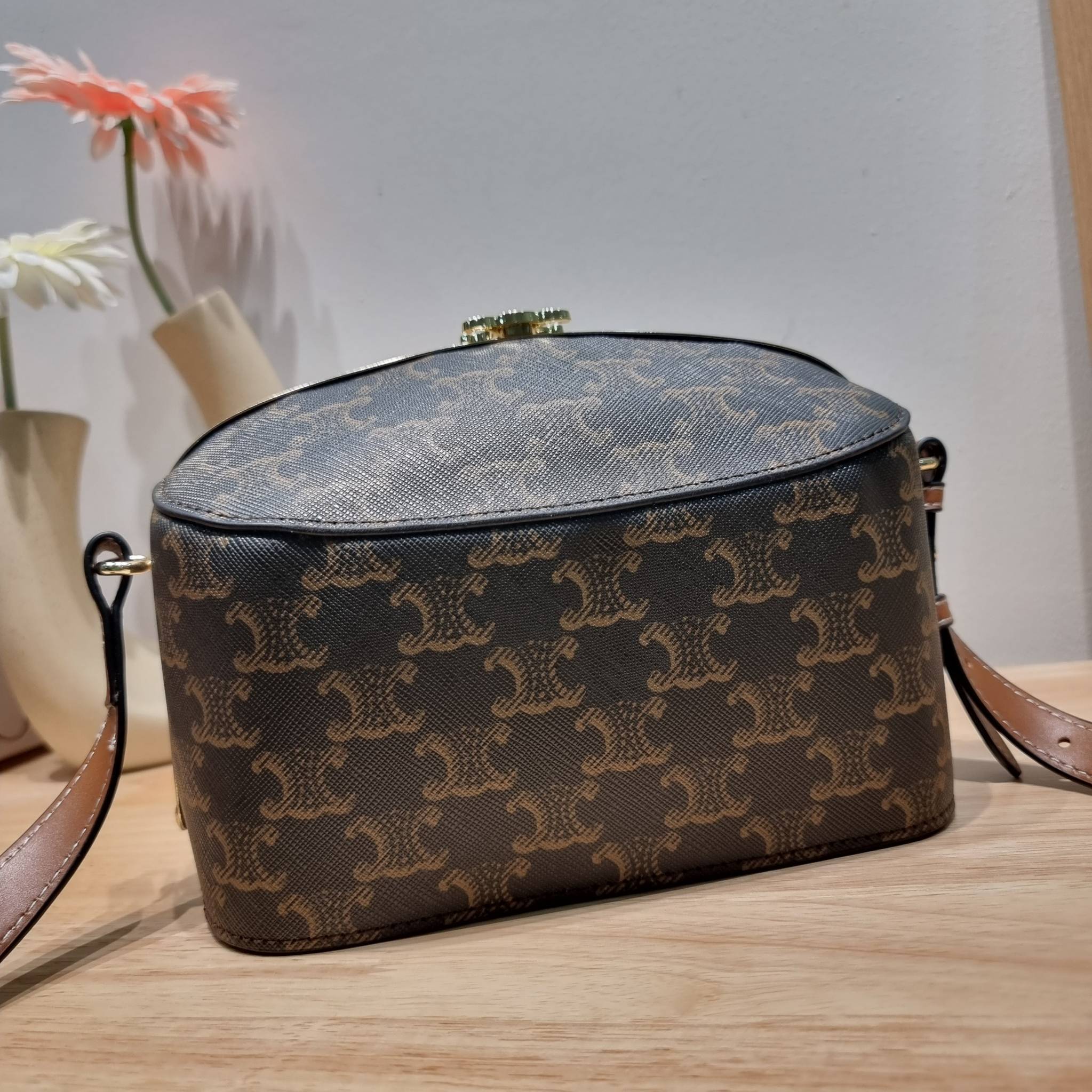 Celine Lunch Box Bag / CELINE BOX BAG IN TRIOMPHE CANVAS สุดปัง กับกระเป๋าทรงกล่อง ดีไซน์ยูนีค ไม่ซ้ำ วัสดุหนังแคนวาส เปิด-ปิดด้วยอะไหล่ขัดแน่นหนา