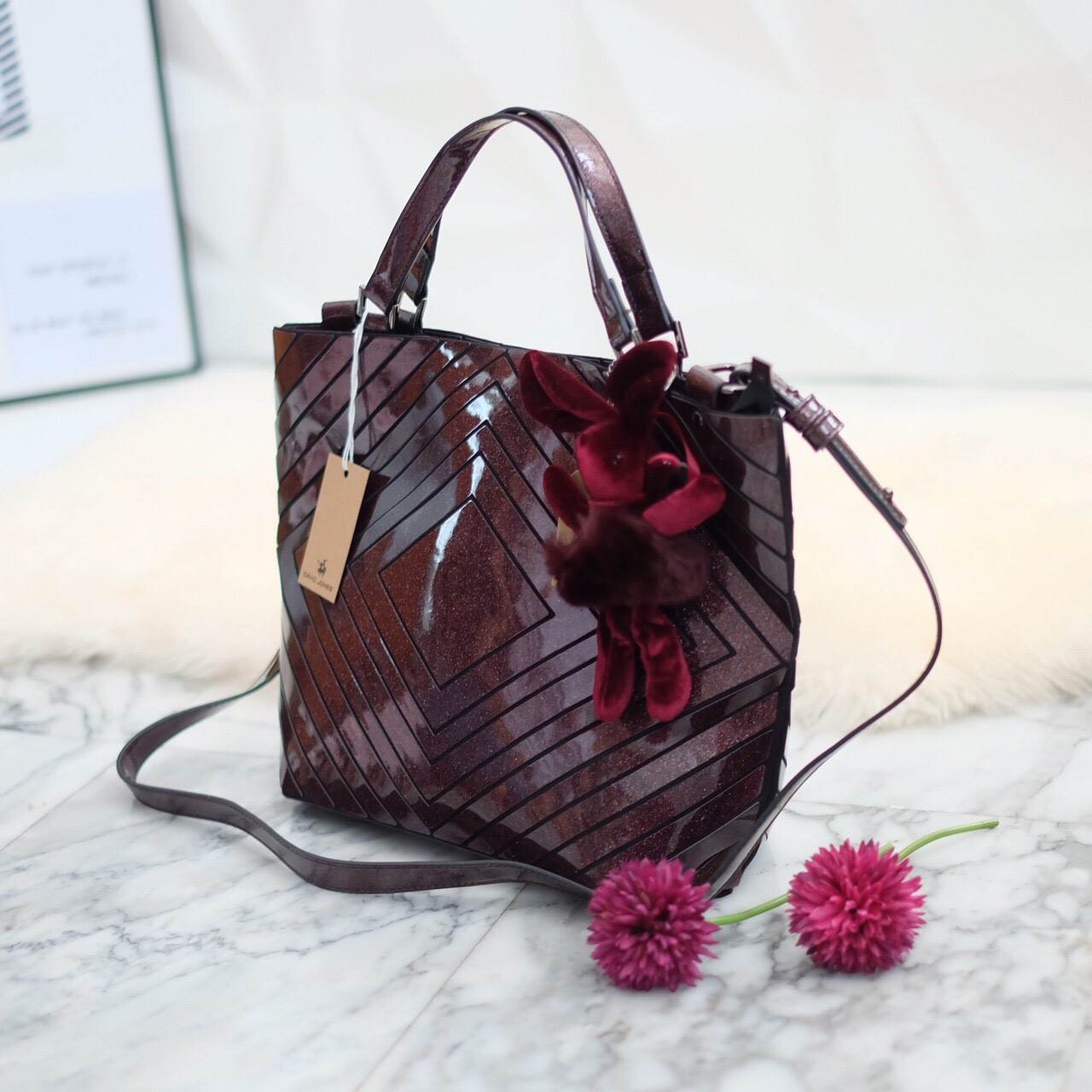 สีใหม่ Cranberry สวย มาก ตัวกระเป๋ามี กลิ้ตเตอร์ วิ้งๆ ทำให้โดดเด่น ลาย Limited edition หายาก 👍ปรับทรงได้ 2 แบบ น่ารักมาก สวยที่สุด มาพร้อมกระต่ายเข้า set เลิศคะ กระเป๋า จากแบรนด์ David Jones กระเป๋าสะพายข้างดีไซน์เกร๋มาก สีสวยหรูมาก ขนาดกะลังดีเล