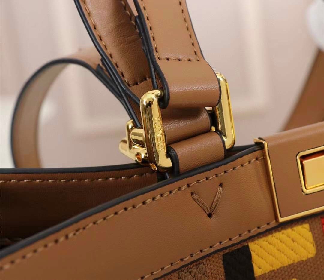 FENDI PEEKABOO X-TOTE BAG Multicolour 40cm เกรดเทพออริจินอล FENDI MONOGRAM SHOPPING BAG สวยมงลงมากค่ะ กระเป๋าสะพายข้างได้ ถือได้ ใบใหญ่ลายโมโนแกรม FF สวยมากทรงนี้ใช้เป็น everyday bag ได้ จุใจใส่ของได้เยอะ ตัวกระเป๋าผลิตจากผ้าทออย่างดี อยู่ทรงสวย ภายในโล่ง