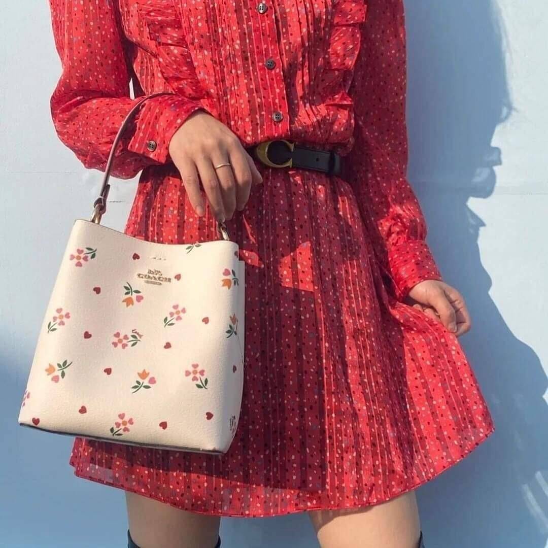COACH C7976 SMALL TOWN BUCKET BAG WITH HEART PETAL PRINT 💕💜💕💝 คอลเลคชั่นใหม่ล่าสุด ที่พร้อมให้สาวๆได้สวยในเทศกาลแห่งความรัก กระเป๋าทรงบัคเก็ตไซส์เล็ก ดีไซน์ลวดลายสุดคิ้วท์ ช่อดอกไม้หัวใจ เห็นแล้วต้องปิ๊ง!! วัสดุหนัง pepble 