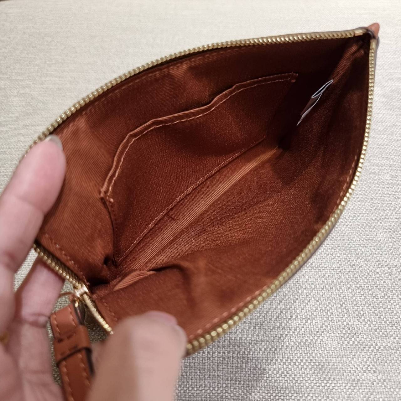 COACH C5624 LARGE CORNER ZIP WRISTLET IN SIGNATURE CANVAS WITH STRIPE สีใหม่กับคอลเลคชั่นที่ปังข้ามปี ฮิตไม่เลิก!! กระเป๋าคล้องมือ ดีไซน์ลายแถบสี สดใสน่าใช้มาก!! ขนาดเหมาะพกพา วัสดุหนังแคนวาส ภายในใส่ธนบัตร หรือใส่บัตร ใส่เหรียญ ได้หมด!! iphone13 pro ใส่ไ