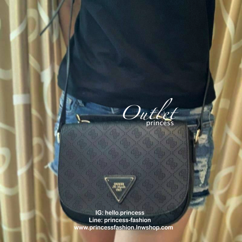 GUESS LOGO EMBOSSED CROSSBODY BAG กระเป๋าสะพายไหล่หรือสะพายข้าง สายสะพายปรับความยาวได้ เปิดปิดด้วยกระดุมแม่เหล็ก ตัวกระเป๋าปั้มลายG เป็นsignatureรอบใบ ดูมีดีเทล ภายในบุผ้าลายG มีช่องซิปและช่องเล็กเป็นสัดส่วน ใส่กระเป๋าสตางค์ยาวหรือของจุกจิก อื่นๆได้ สวยทั