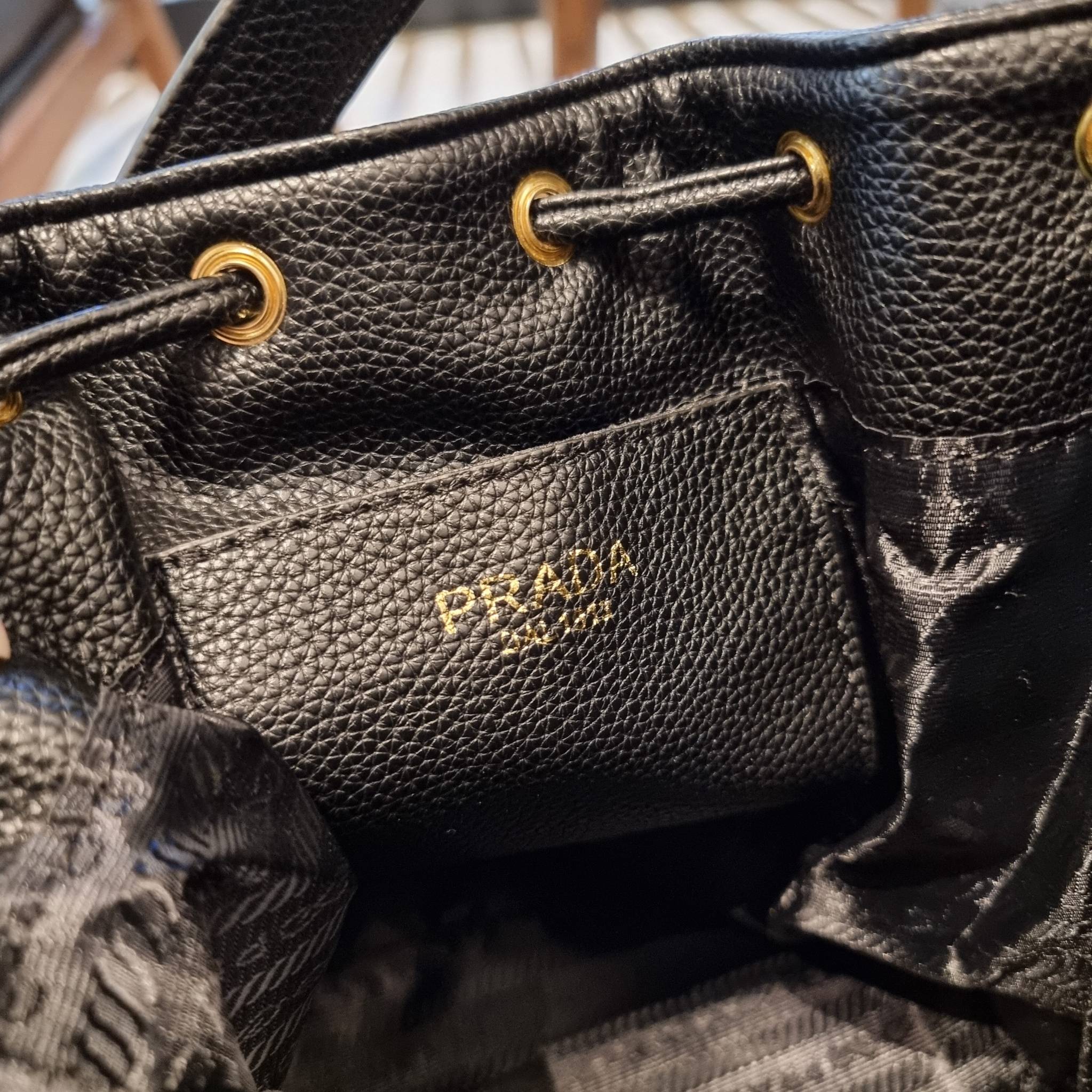 Prada leather bucket bag กระเป๋าสะพายทรงขนมจีบ ดีไซน์เรียบ แต่หรู น่าใช้มากๆ หนังสวยมาก วัสดุหนัง pepble สัมผัสนิ่มมือ ตกแต่งโลโก้สีทองตัดหนังดำ คือเลิศ!! ปากกระเป๋ารูดเปิดปิดได้ สะดวกใช้งาน ภายในโล่งกว้าง จุของได้เยอะ ไม่ธรรมดาเลย พิเศษ!! นอกจากสายคล้องใ