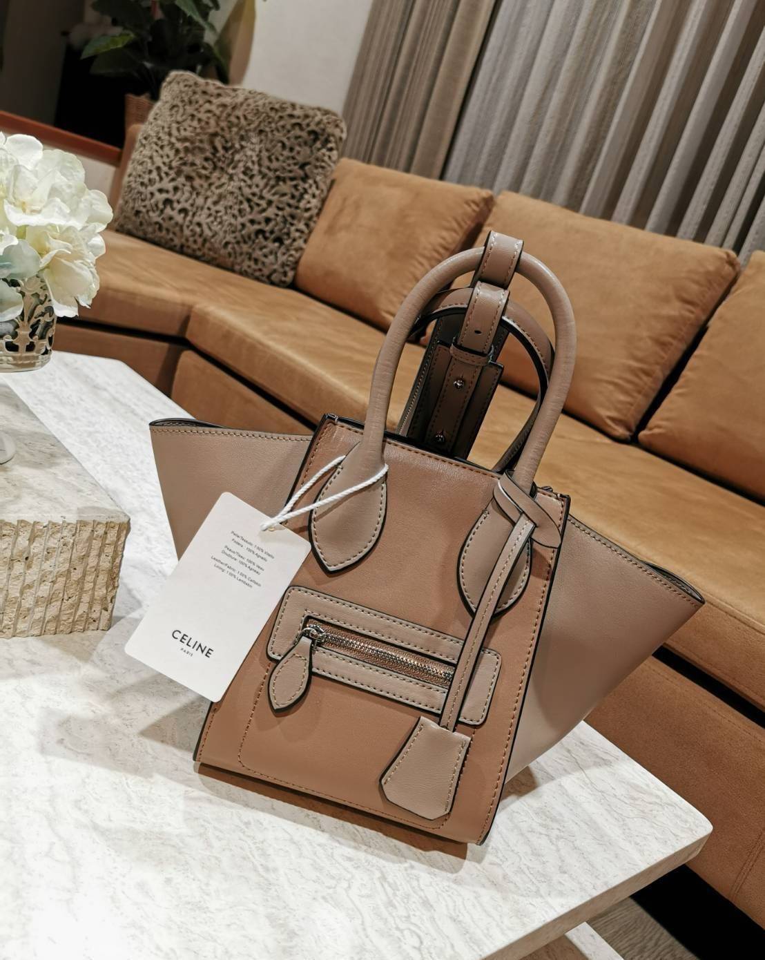 CELINE SHOULDER BAG VIP / CELINE LUGGAGE NANO Glossy Leather Handbag รุ่นนี้ Rare items หนังเรียบสวยสีทูโทนเรียบหรู ขนาดกำลังดี น้ำหนักเบา ด้านหน้ามีหนึ่งช่องซิป ด้านข้างดีไนส์ทรงปีกสามารถปรับขยายทรงได้ ภายในโล่งกว้าง มีช่องซิป มีตะขอเกี่ยวปากกระเป๋า ใส่ก