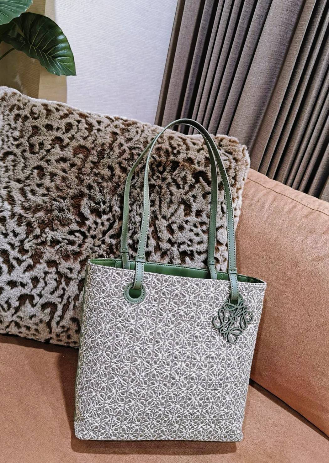 LOEWE ANAGRAM TOTE BAG VIP GIFT WITH PURCHASE GWP พรีเมี่ยมกิ๊ฟ Limited จาก LOEWE PERFUME DUTYFREE ไอเท็มใหม่! ดีไซน์สวยคงเอกลักษณ์ด้วยวัสดุ Anagram Canvas Jacquard Fabric ผสมผสานหนังแท้ Calfskin ลงตัวสุดคลาสสิค ขนาดกำลังดี น้ำหนักเบา ใส่เอกสาร A4 Noteboo