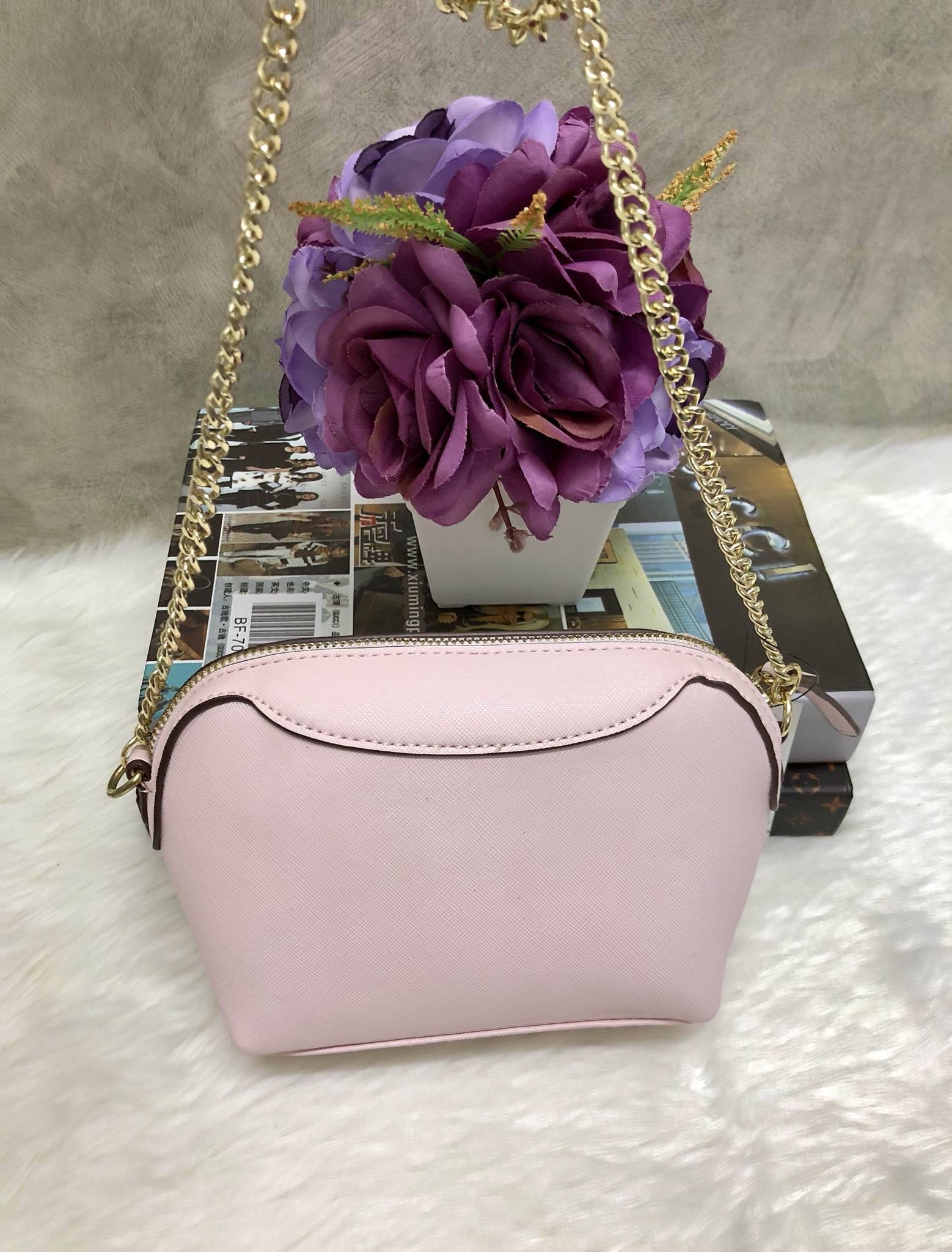 New in !!! Kate spade new york mini crossbody bag พร้อมส่งรุ่นหายากค่ะ! กระเป๋าสะพายครอสบอร์ดี้ หรือสะพายข้างได้ หนังซาฟเฟียโน่ หนังนิ่ม ทรงน่ารัก ใบจริงน่าใช้มากๆค่ะ บอกเลย ด้านหน้าปั้มโลโก้แบรนด์ เปิดปิดกระเป๋าแบบซิป ด้านในโล่ง สามารถใส่ i 6,7 ,8 ,i X,ส