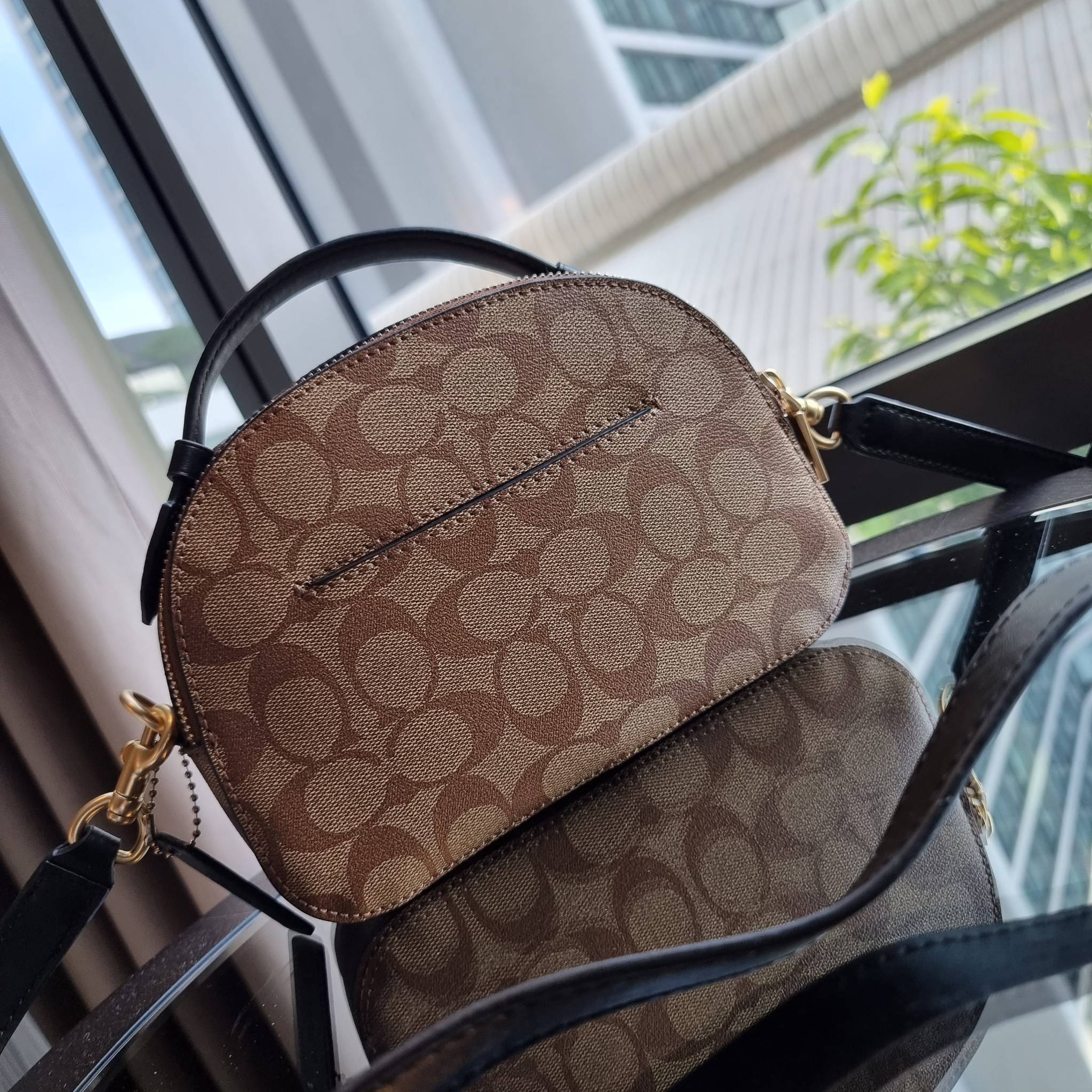 OUTLET 】COACH 1591 SERENA SATCHEL IN SIGNATURE CANVAS กระเป๋าสะพายคอลเลคชั่นยอดฮิต ดีไซน์ลุคผู้ดี ต้องยกให้น้องใบนี้เลย!! จัดสีขายดี สีลุคคุณหนูมาให้ สวยตาแตก!! วัสดุหนังแคนวาส เปิด-ปิดด้วยซิป 2 ช่องหลัก ภายในเป็นช่องโล่ง เก็บของได้แบบสบายๆ ใส่มือถือได้ทุ