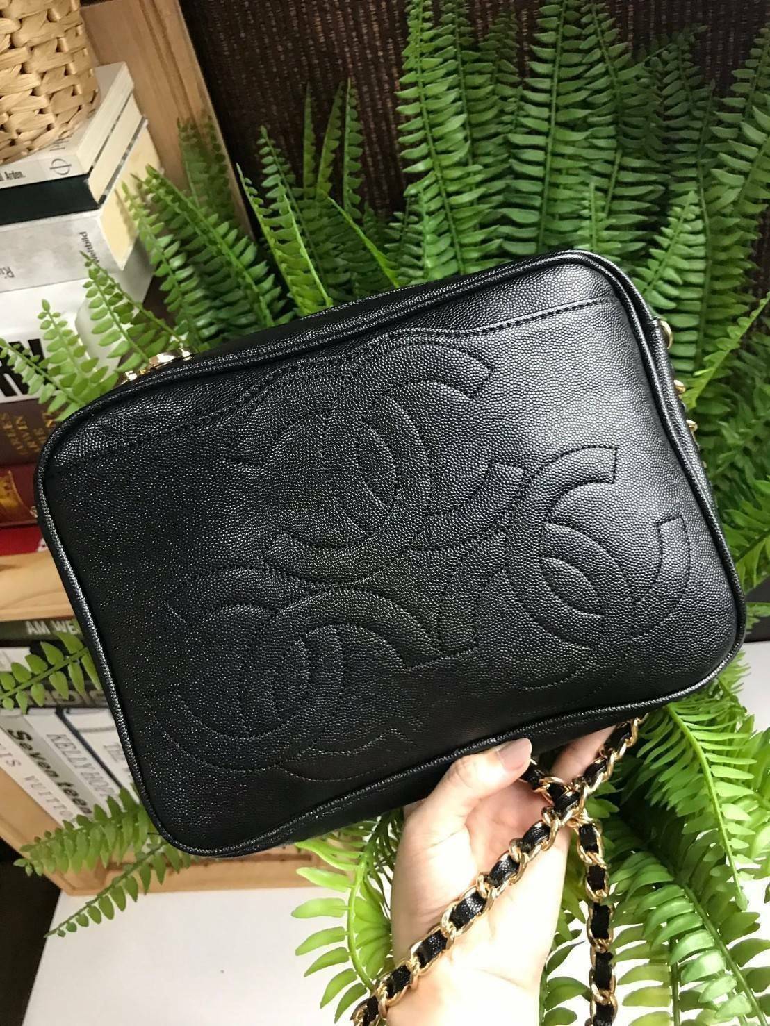 CHANEL chain caviar crossbody bag / Chanel Shoulder Bag With Chain กระเป๋าสะพายข้าง วัสดุหนังลายคาเวียร์ อะไหล่ทอง ด้านหน้ามี 1 ช่องโล่งใส่ Ipad ได้ ด้านหน้าเย็บโลโก้แบรนด์ สวยหรูมากๆ ค่ะ