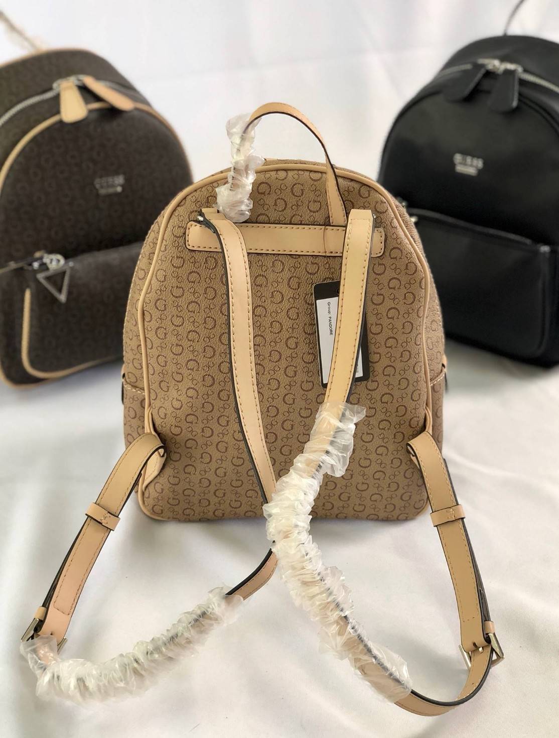 GUESS PANDORE BACKPACK กระเป๋าสะพายหลัง วัสดุหนังนิ่มมือ น้ำหนักเบา ด้านหน้ามีโลโก้แบรนด์ พร้อมช่องซิปหนึ่งช่อง ที่จับซิปมีอะไหล่สัญลักษณ์แบรนด์ ช่องซิปหลักเปิดปิดด้วยซิปคู่ ภายในโล่ง กว้าง ใส่ของได้จุ มีช่องซิปและช่องเล็กใส่ของจุกจิก สายสะพายด้านหลังเลื่