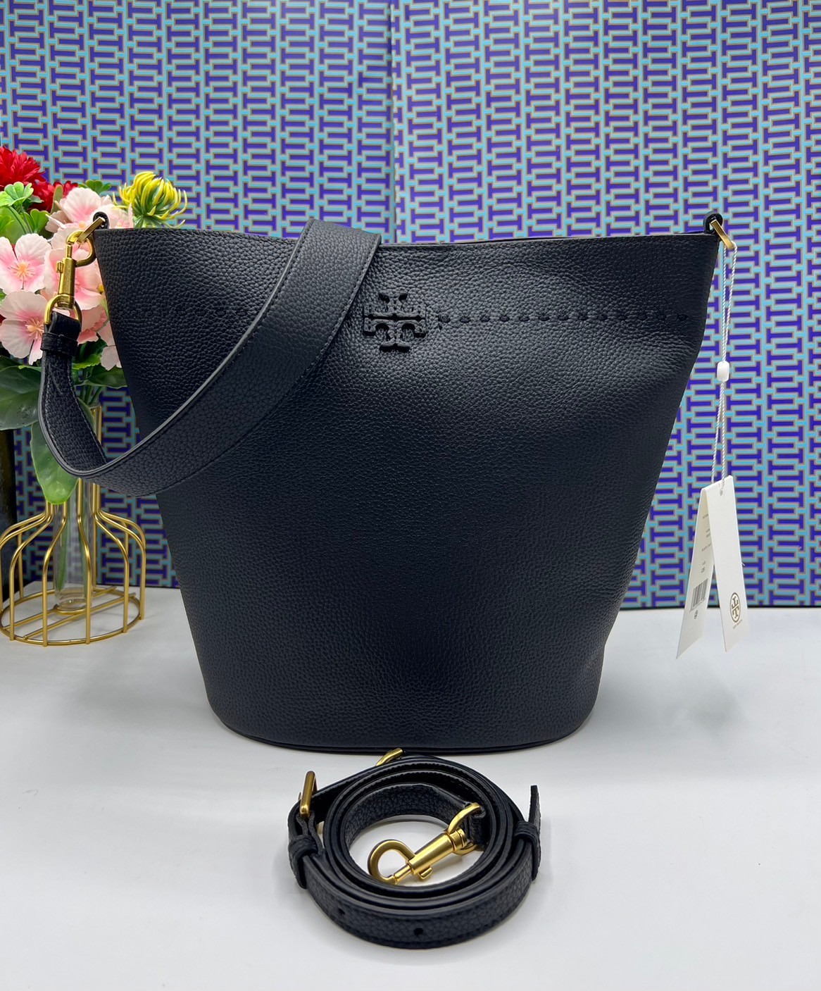 Tory Burch McGraw Bucket bag / Tory Burch Mcgraw Double T Logo Plaque Bucket Bag พร้อมส่ง 4 สี กระเป๋าสะพายหรือถือคล้องแขนทรงถัง จุของได้เยอะใบนี้ตอบโจทย์ได้ดีมาก โทนสีเรียบง่าย แฝงไปด้วยความดูดี สุขุมและเป็นผู้ใหญ่