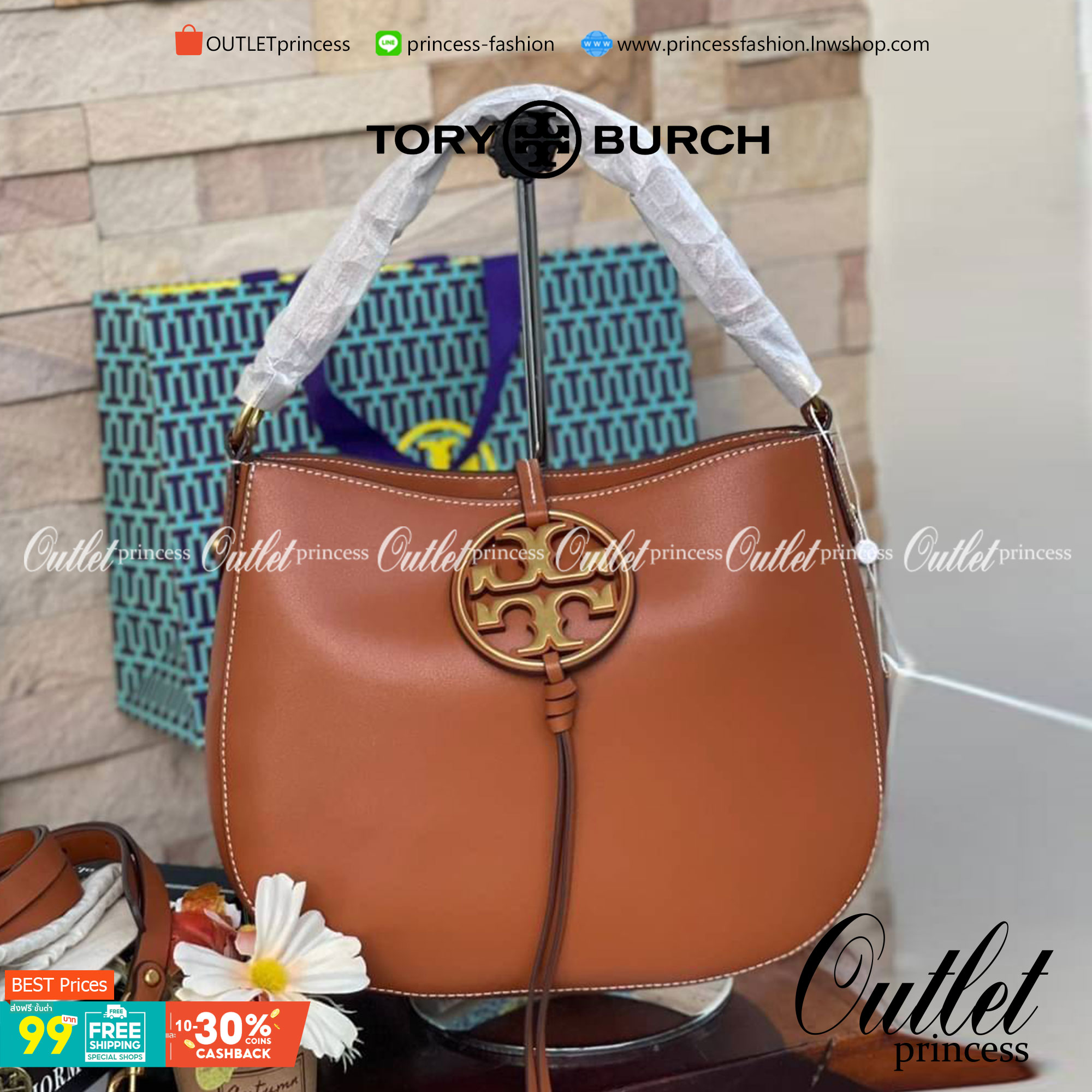 Tory burch miller metal-logo mini hobo bag มีกลิ่นอายสุดคลาสสิก ได้รับแรงบันดาลใจมาจากการขี่ม้า จึงได้ดีไซน์กระเป๋าออกมาในรูปแบบอานหลังม้าสุดเก๋ที่สามารถนำไปมิกซ์แอนด์แมทช์กับสไตล์การแต่งตัวได้หลายชนิด ไม่ว่าจะเป็นกับเดรสทรงยาวหรือกางเกงยีนแสนเท่ตัวโปรดขอ