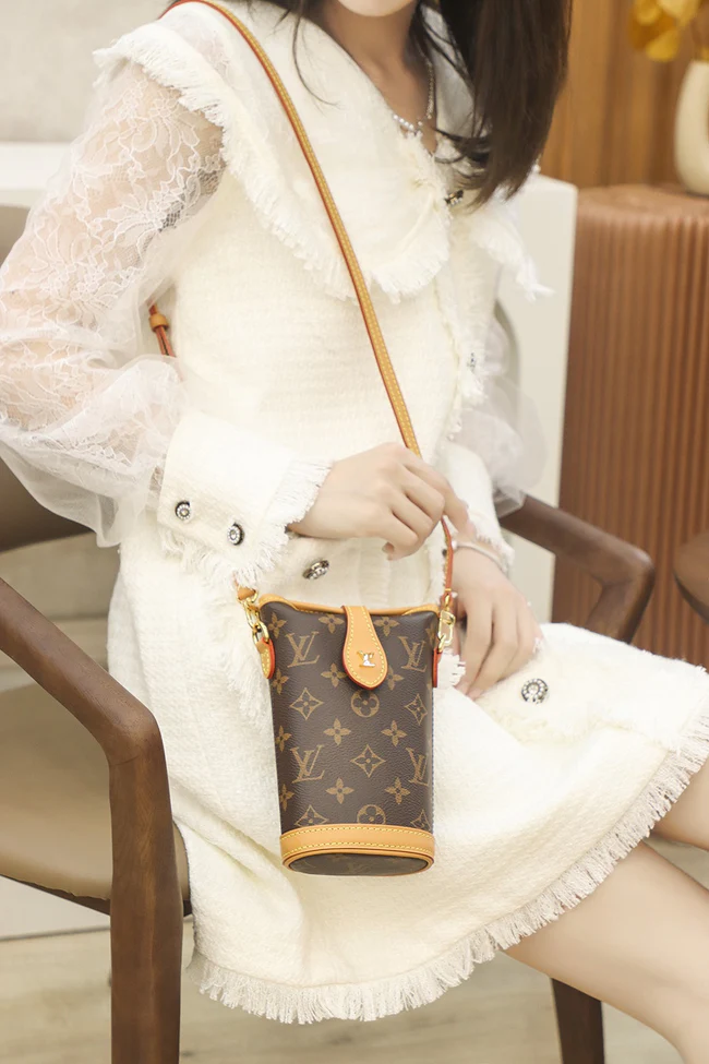 LV Fold Me Pouch กระเป๋าสะพายทรงพอช ผสมผสานความงามแบบวินเทจเข้ากับฟังก์ชันการใช้งานทันสมัย ยกขึ้นแท่น ใส่โทรศัพท์ของสำคัญได้ครบ ด้วยดีไซน์ที่ออกมาให้ใช้งานได้ง่าย ขนาดกำลังน่ารัก