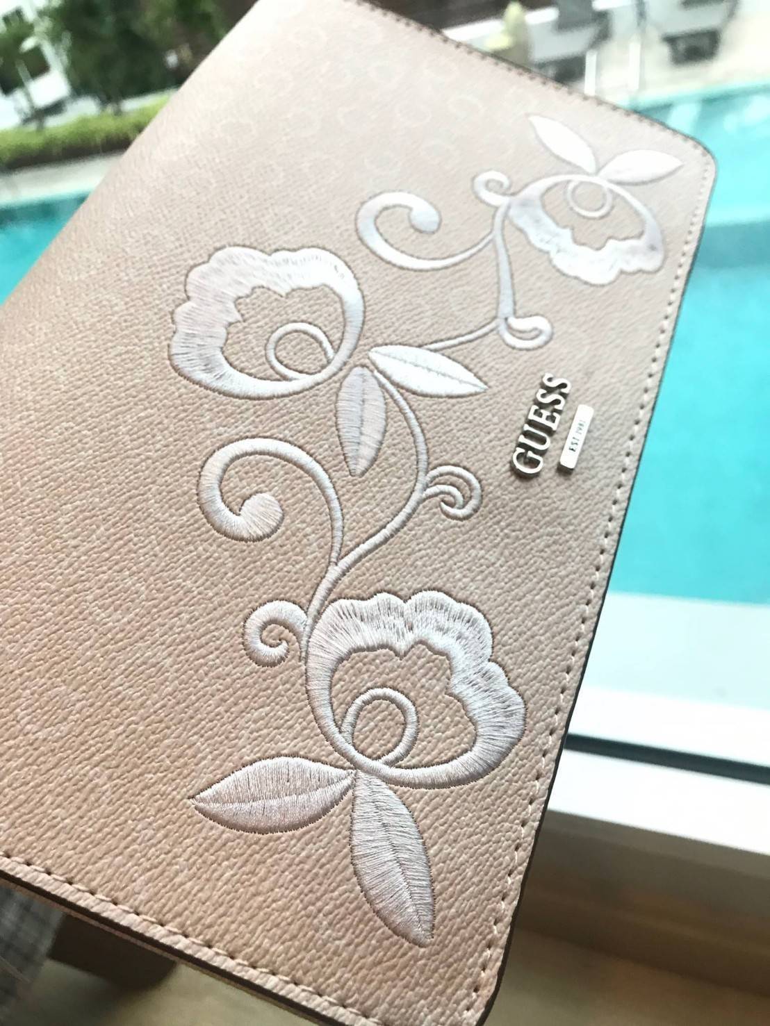 Guess Embroidered Crossbody Bag with Flap กระเป๋าสะพายทรงครอสบอดี้ ขนาดกำลังดี สกรีนอักษรย่อตัวGรอบใบลงบนหนัง ด้านหน้าปักลายดอกไม้ เปิดปิดกระเป๋าแบบฝาปิดแม่เหล้ก ใข้งานง่าน ด้านในกว้าง สามารถใส่ ipad mini กระเป๋าสตางค์ยาวได้ สายสะพายเลื่อนปรับระดับได้ สวย