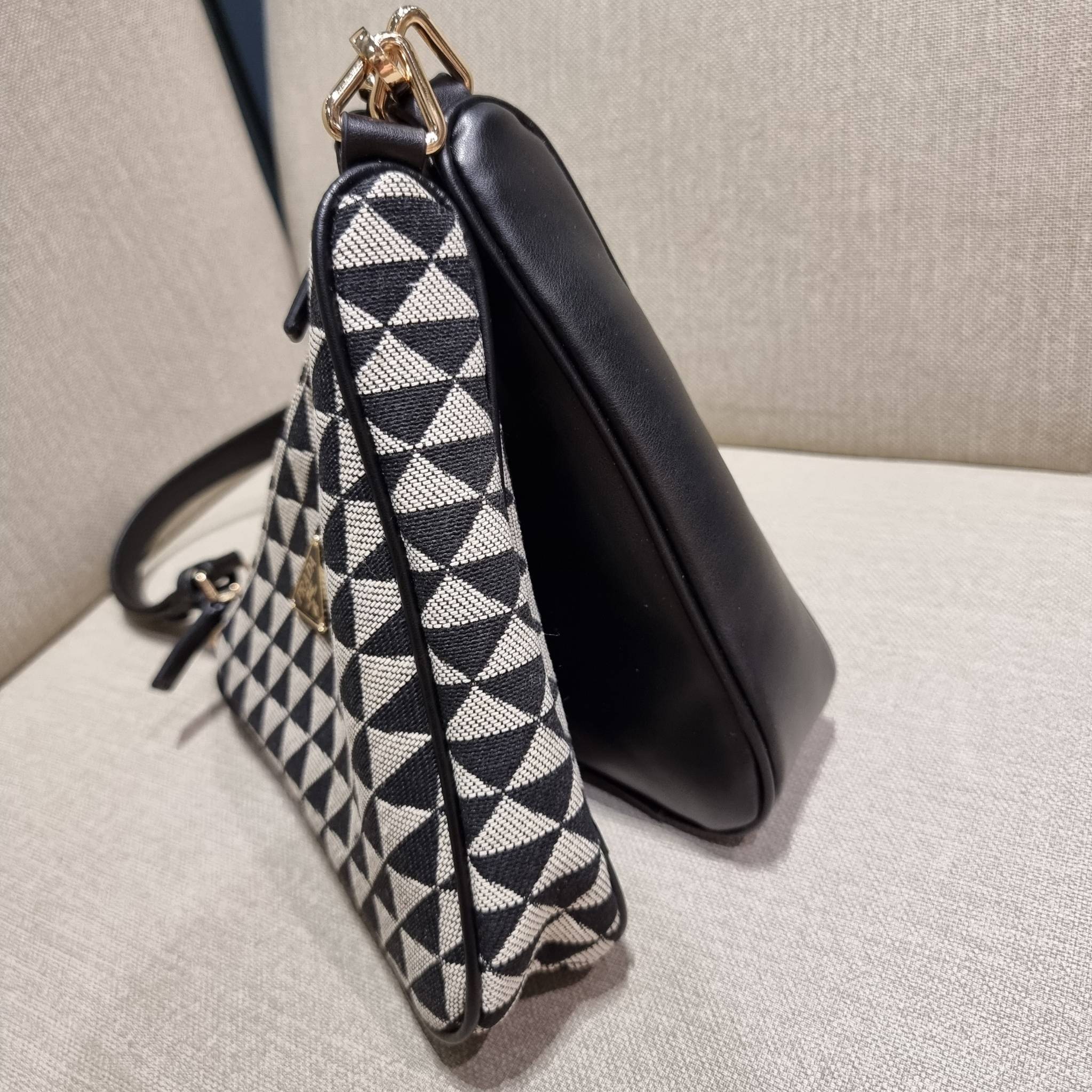 PRADA TRIANGLE BAG ล้ำกว่าใคร ใหม่กว่าใคร ไม่ต้องรอพรีฯ กระเป๋าสะพาย ดีไซน์ทรงสามเหลี่ยม ชิคๆคูลๆ ไม่มีใครเหมือน มีมาให้ถึง 2 ชิ้น วัสดุผ้า jacquard และหนังแท้ สวยคู่ สลับใช้ได้หลากหลายมากๆ เพราะยังมีสายสะพายมาให้อีกถึง 2 เส้น เกี่ยวคู่กันสะพายเท่ๆ หรือแย