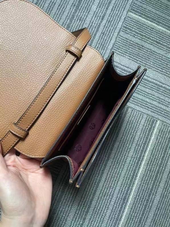 TORY BURCH BRLTTEN SMALL SADDLE BAG / Tory Burch Britten Flap Shoulder Bag กระเป๋าสะพายข้าง วัสดุหนังแกะแท้ ด้านหน้าประดับโลโก้แบรนด์ เปิด-ปิดกระเป๋าแบบกระดุมแป็กแม่เหล็กแน่นหนา ภายในมีช่องหลัก ใส่กระเป๋าเงินใบกลาง มือถือได้ทุกรุ่น มีช่องแยกใส่ของจุกจิกอี