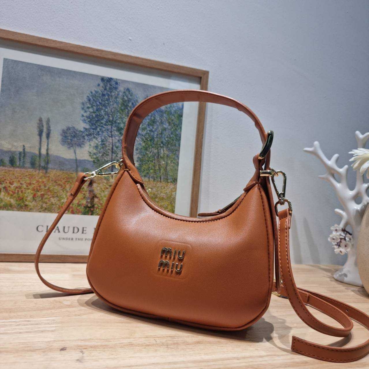 MIU MIU ZIP LEATHER TOP HANDLE BAG กระเป๋าสะพายไหล่/สะพายข้าง ทรงเก๋ ใช้งานง่าย เรียบหรูดูลัคชูสุดๆ