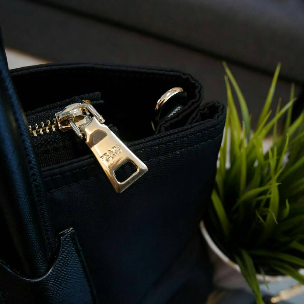 New item! Prada Nylon handbag กระเป๋าถือสะพาย **ทรงยอดฮิต มาแล้วค้า จากงานพรีเมี่ยมกิ้ฟใหม่ บอกเลยว่า ใบนี้ Nylon สลับหนัง สวยคุ้มสุดๆคะ ด้านหน้าประดับด้วยโลโก้แบรนด์สวยหรู ด้านในมีช่องซิปแบ่งอีกหลายช่อง มาพร้อมป้ายหนังแท็กห้อยประบดับเก๋ๆ ด้านข้างมีกระดุม