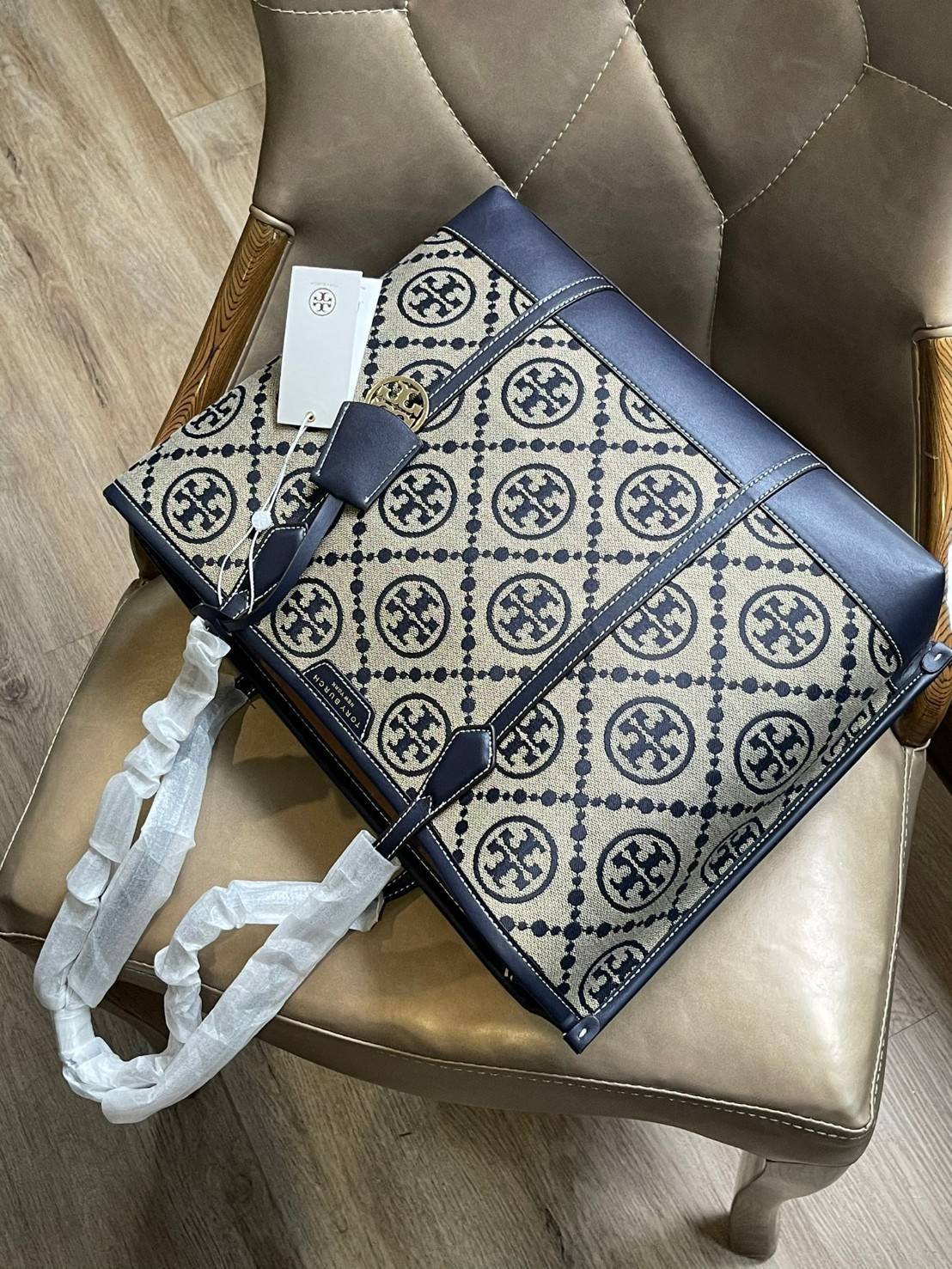 ของแท้ 💯% Tory burch perry monogram jacquard triple compartment tote ครั้งแรกกับลายโมโนแกรม ที่ได้รับแรงบันดาลใจมาจากโลโก้สุดคลาสสิกในกระเป๋าทรงtote bag T Monogram ที่ใช้การทอลายแบบแจ็กการ์ดสุดประณีต
