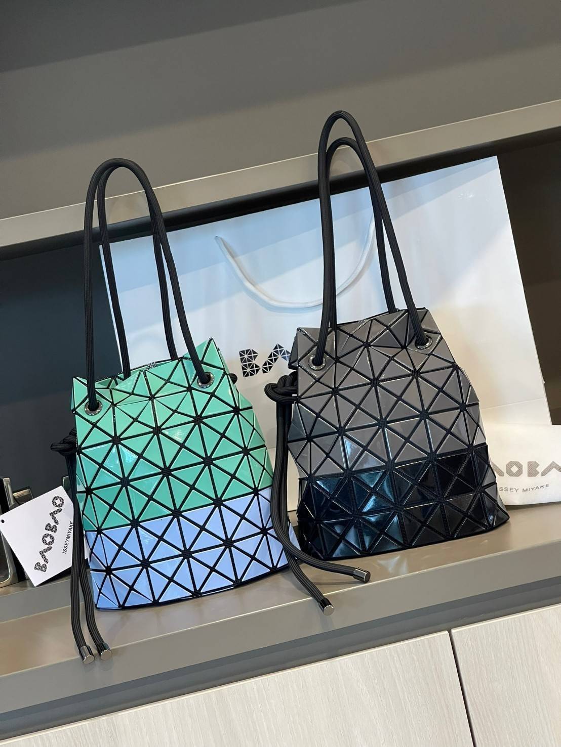 Baobao Issey Miyake Wring Small Bag กระเป๋าสะพายครอสบอดี้พร้อมสายรูดเปิดปิด สามารถปรับความยาวของสายได้ตามสไตล์ความชื่นชอบ ด้วยดีไซน์ทรงน่ารัก เหมาะสำหรับให้สาวๆหยิบใช้ในวันสบายๆ แต่เต็มเปี่ยมไปด้วยความคล่องแคล่ว ไฮไลต์ของซีซั่นนี้คือกระเป๋าที่มาพร้อมกับเช