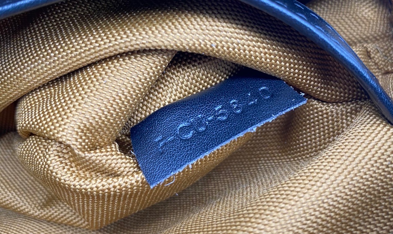 CELINE Medium Messenger bag in Triomphe Canvas / Celine Camera Bag กระเป๋าทรงครอสบอดี้ ใช้ได้ทั้งชายหญิง ขนาดกลางกำลังดี น้ำหนักเบา รูปทรงใช้งานง่าย ภาพสินค้าถ่ายจากงานขายจริง ใช้งานต่างประเทศได้