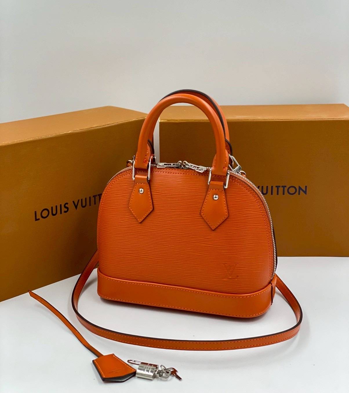 RI หนังแท้ | LV Alma BB bag handbag Epi grained leather กระเป๋าสะพาย/กระเป๋าถือ คลาสสิกเหนือกาลเวลา หนัง Epi มีลวดลายเฉพาะและสีสวยงามทั้งใบ