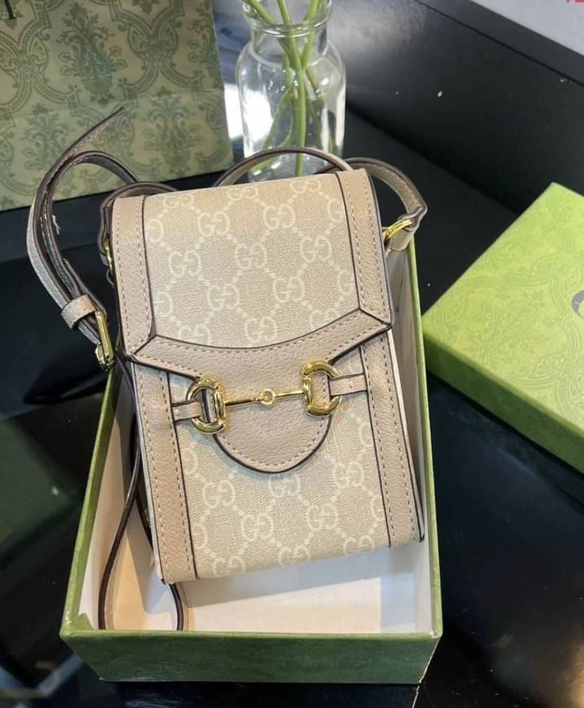 Gucci Horsebit 1955 mini bag / Gucci horsebit phone case สีใหม่ละมุนพร้อมส่ง กระเป๋าสะพาย กระเป๋าใส่โทรศัพท์ งานแฟชั่นคลาสสิก อะไหล่สวย ดีไซต์สัญลักษณ์วงแหวนตามแบบฉบับแบรนด์ มาพร้อมกล่องแบรนด์และสายสะพายยาวที่สามารถปรับระดับได้ พร้อมส่งให้สะพาย สวยๆ กันแล