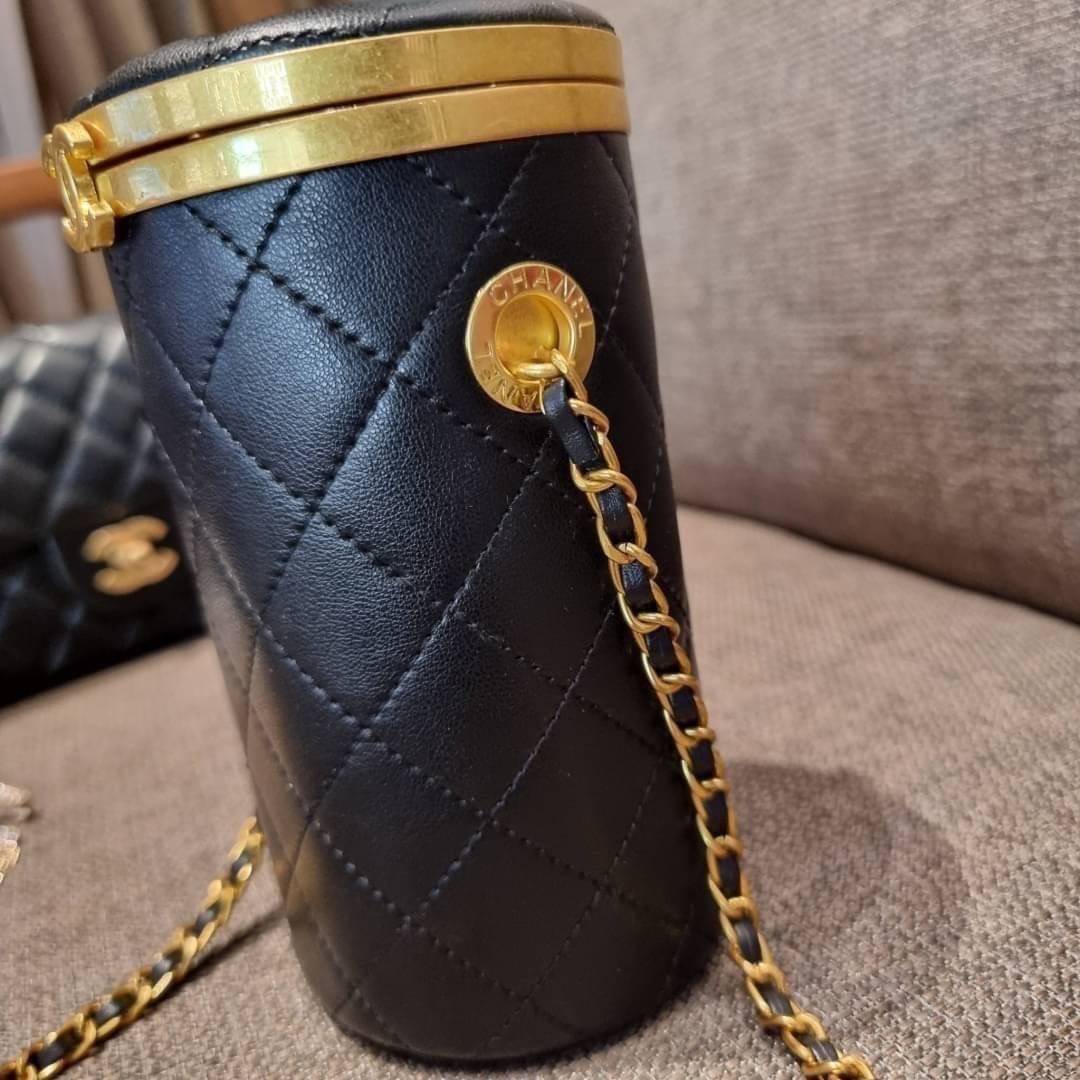 VIP 🥂 เซ็ทคือที่สุดของความคุ้ม CHANEL GIFT BOX SET สุดหรูชวนให้สะสม สุดยอดไอเท็มหายากพร้อมเสิร์ฟครบชุด สุดคุ้ม มาพร้อมกระเป๋าสะพายถึง 2 ใบ สุดหรูลิมิเต็ด หาไม่ได้ง่ายๆ ในคอลเลคชั่นภายในสีทอง และที่พิเศษยังมีน้ำหอมตัวท็อปมาให้อีก chanel no.5 ที่แสน