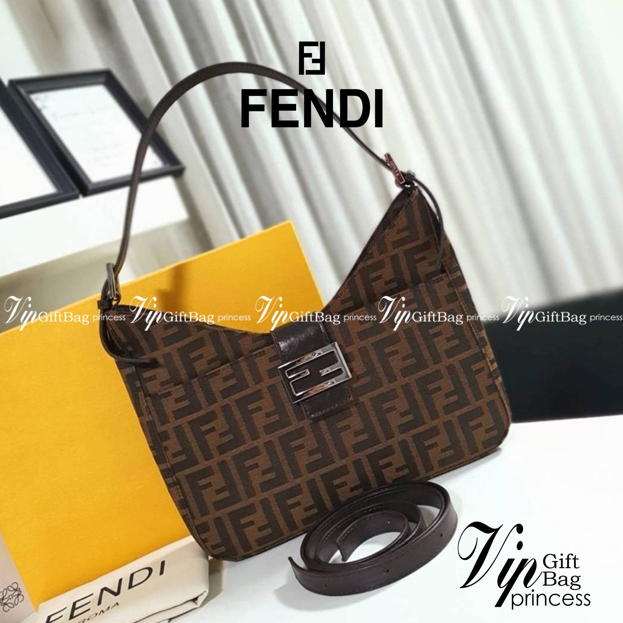 รุ่นใหม่แนะนำ!! FENDI BAGUETTE BROWN FABRIC BAG (GWP) พรีเมี่ยมกิ๊ฟ Limited Edition จาก FENDI วัสดุ CANVAS พิมพ์ลายแบรนด์ เปิดปิดด้วยฝาปิดกระดุมแม่เหล็ก ภายในมีช่องใส่ของแยกสองช่องใหญ่ พร้อมช่องซิปอีกช่อง สามารถใส่กระเป๋าสตางค์ยาว iphone เงิน ของจุกจิกได้