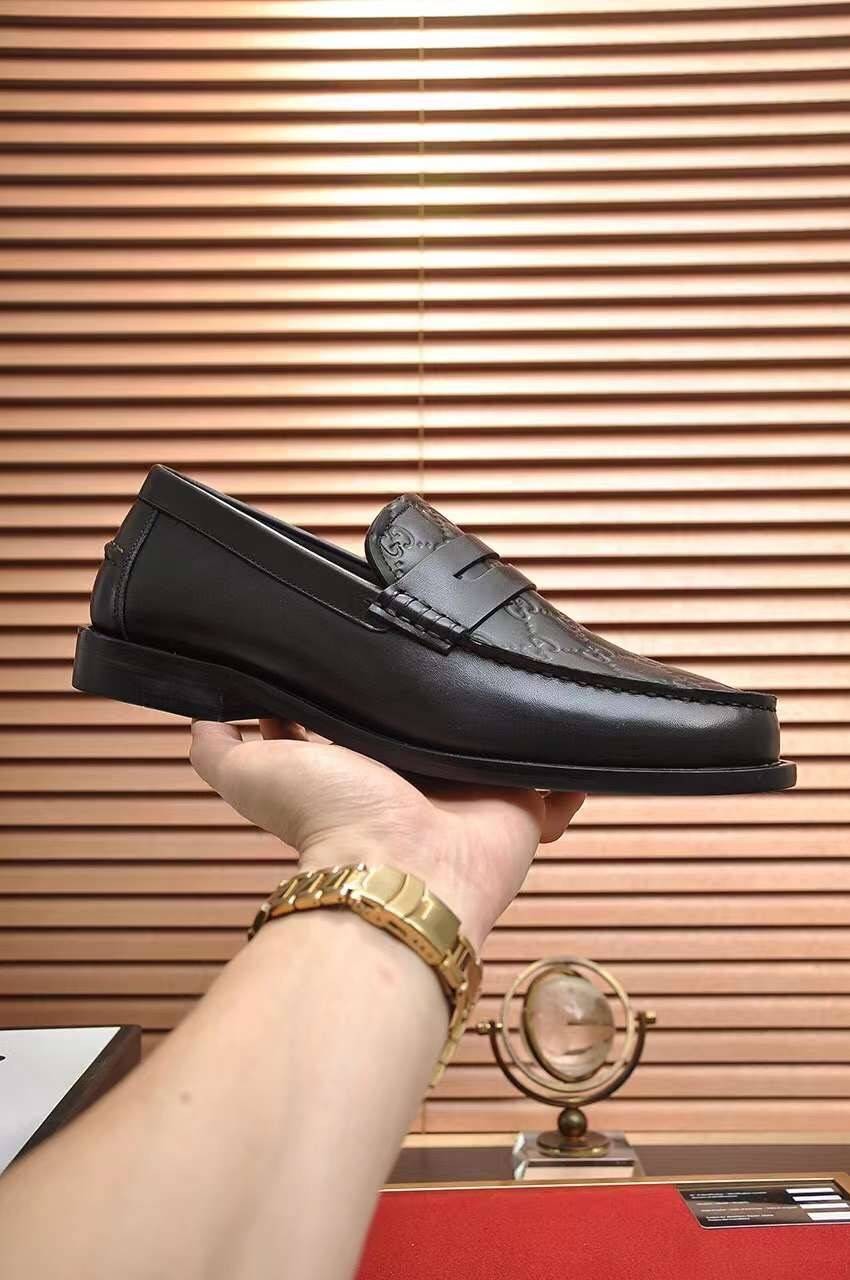 GUCCI Loafers for Men เกรดออริจินอล รองเท้าโลฟเฟอร์กุชชี่ ให้ลุคดูภูมิฐาน หรูหรา เข้ากับทุกชุด ทุกโอกาส วัสดุหนังแท้และแคนวาสอย่างดี ใส่สบาย ไม่กัดเท้า บล็อคมาตรฐาน 1:1 เป็นรองเท้าที่คุณผู้ชายควรมีติดตู้ภาพถ่ายจากงานขายจริง ใช้งานต่างประเทศได้