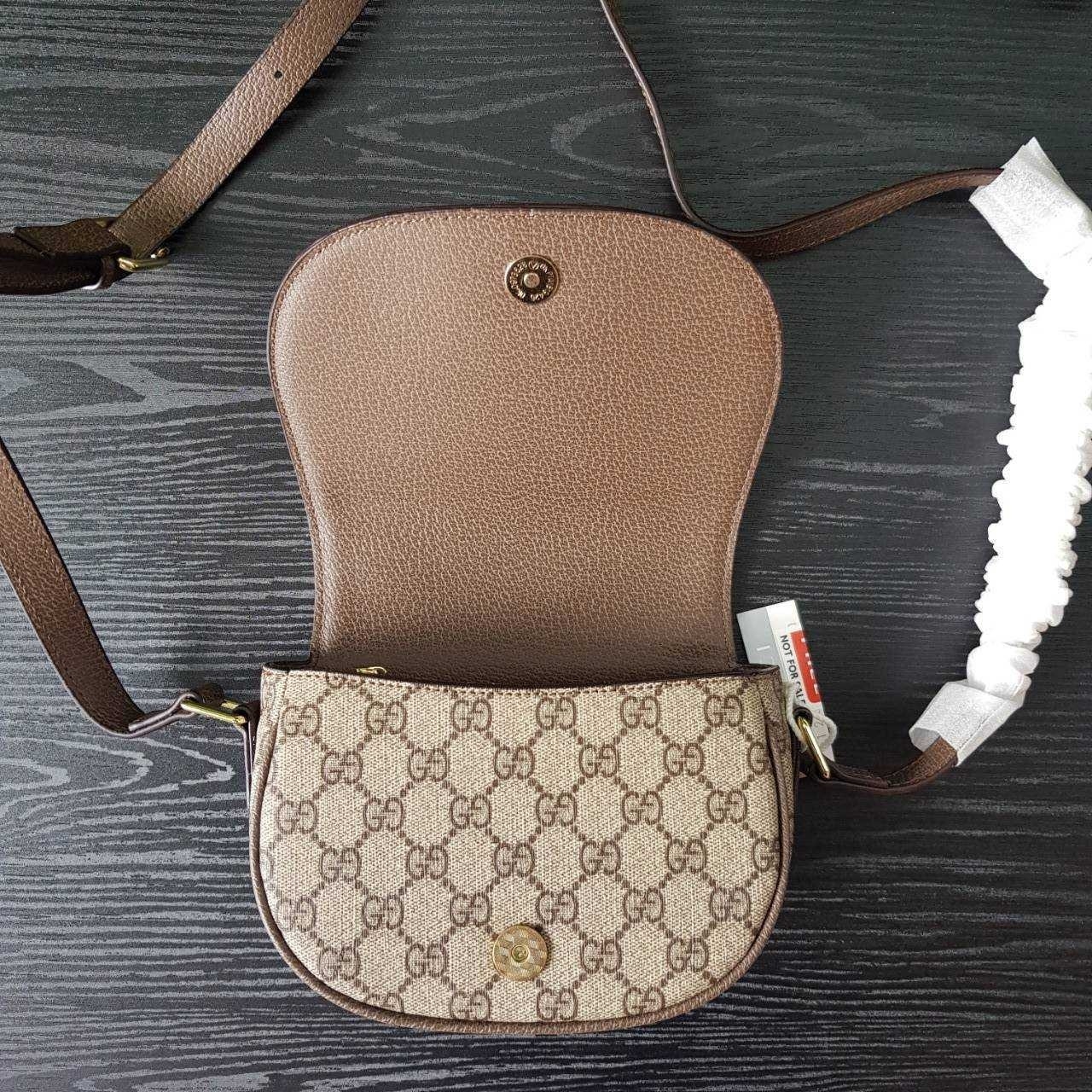 GUCCI Horsebit 1955 small shoulder bag กระเป๋าครอสบอดี้ขนาดกำลังดี ดีไซน์น่ารัก ทรงสวย ใช้ได้ทุกโอกาส สายยาวปรับระดับได้ เปิด-ปิด ด้วยกระดุมแม่เหล็ก