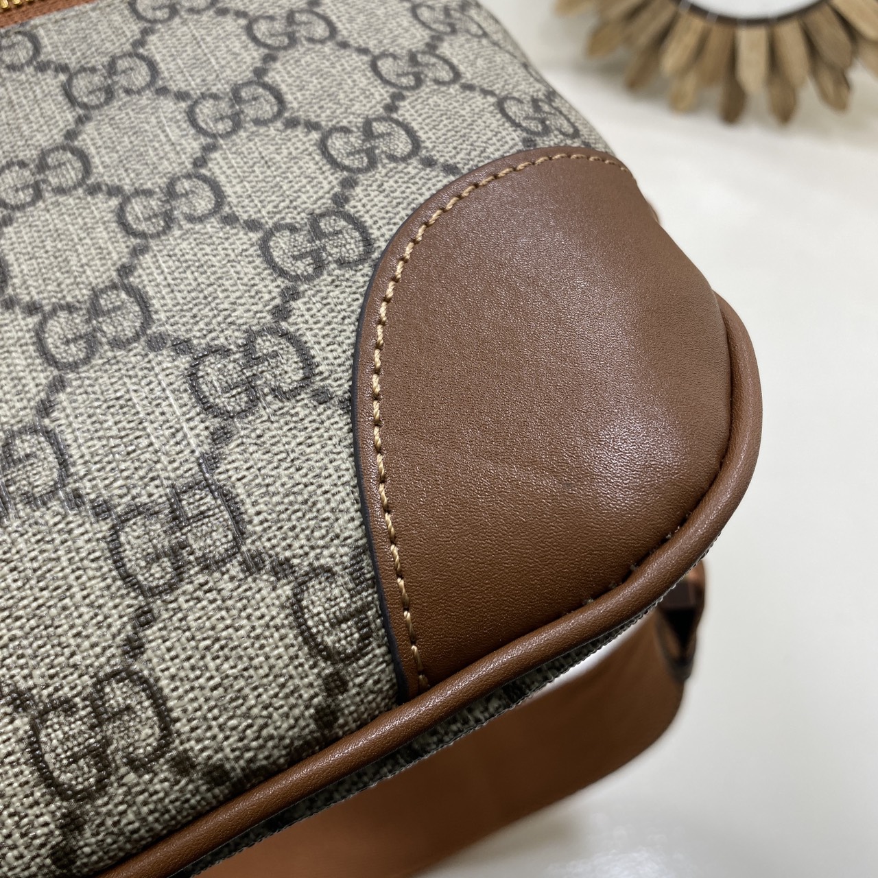 ORI หนังแท้ | GUCCI GG Emblem small belt bag กระเป๋าคาดอก/คาดเอวปรับโฉมใหม่ สวยสง่างาม สปอร์ตและเท่กว่าเดิม แต่ยังคงความคลาสสิค