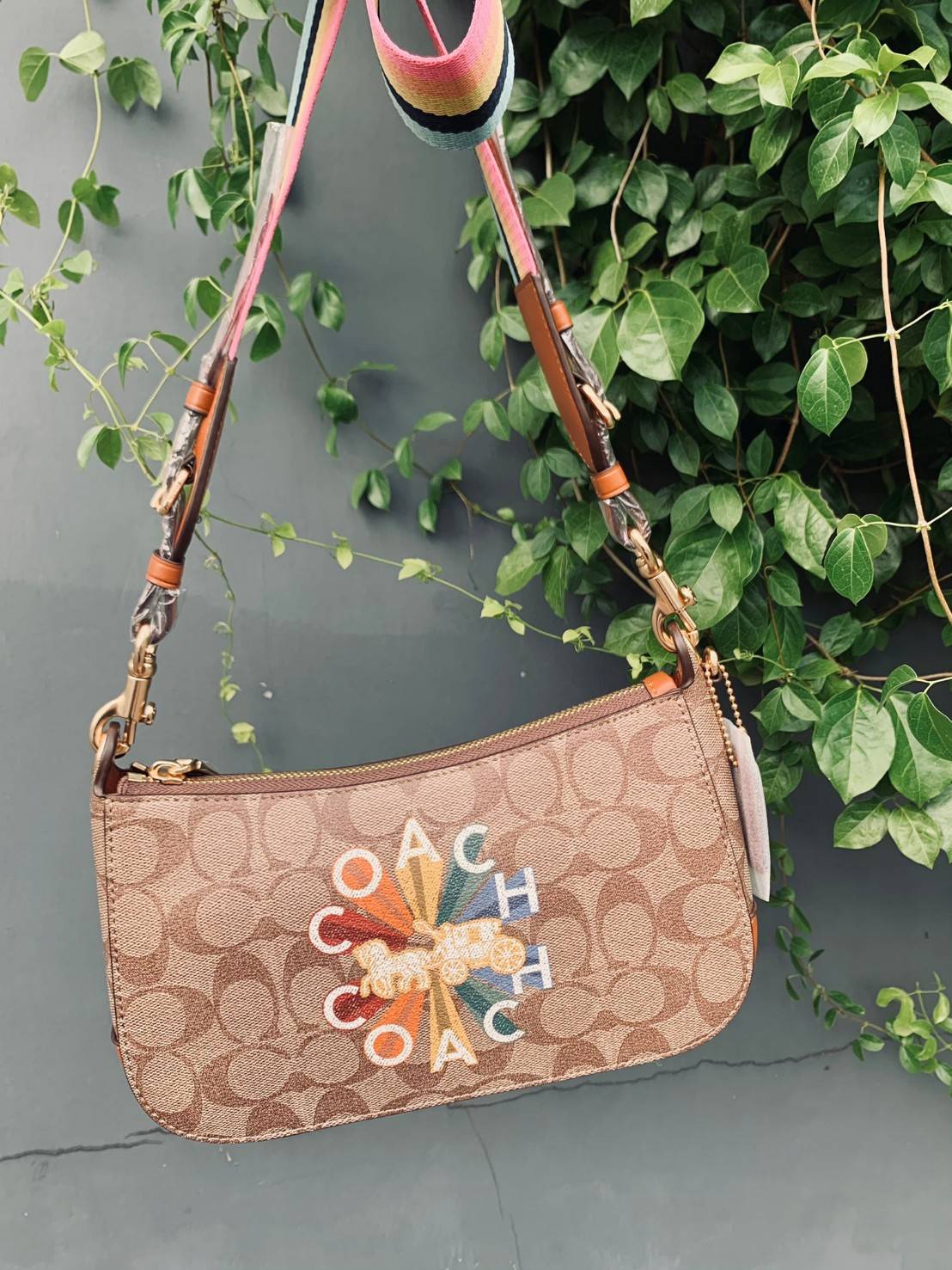 NEW ARRIVAL! นาทีนี้ต้องมีแล้วค่ะ ต้อนรับหน้าหนาวกันน! COACH JES BAGUETTE IN SIGNATURE CANVAS WITH COACH RADIAL RAINBOW ((C6817)) พร้อมส่งที่ไทย สิคค้าเข้าใหม่ค่ะ! กระเป๋าสะพายครอสบอดี้ร์ หนังแท้ น้ำหนักเบา เปิดปิดกระเป๋าแบบซิป ภายในสามารถใส่กระเป๋าเงินใบ