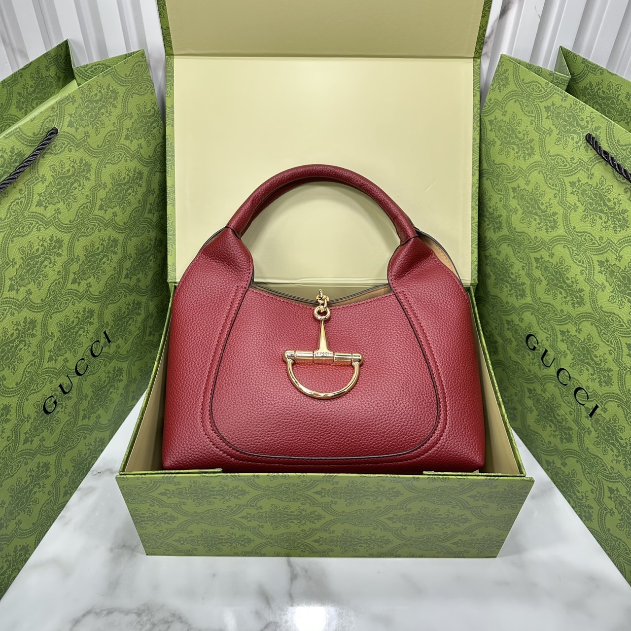 หนังแท้ | Gucci Softbit medium top handle bag โฉมใหม่ล่าสุด กับกระเป๋าสะพายรูปทรงใหม่เรียบหรูด้วยหนังลายเกรน ตกแต่งอะไหล่ Horsebit ครึ่งรูปขนาดใหญ่ด้านหน้าสวยหรูโดดเด่น สวยผู้ดี ดารา เซเลปใช้กันเพียบ