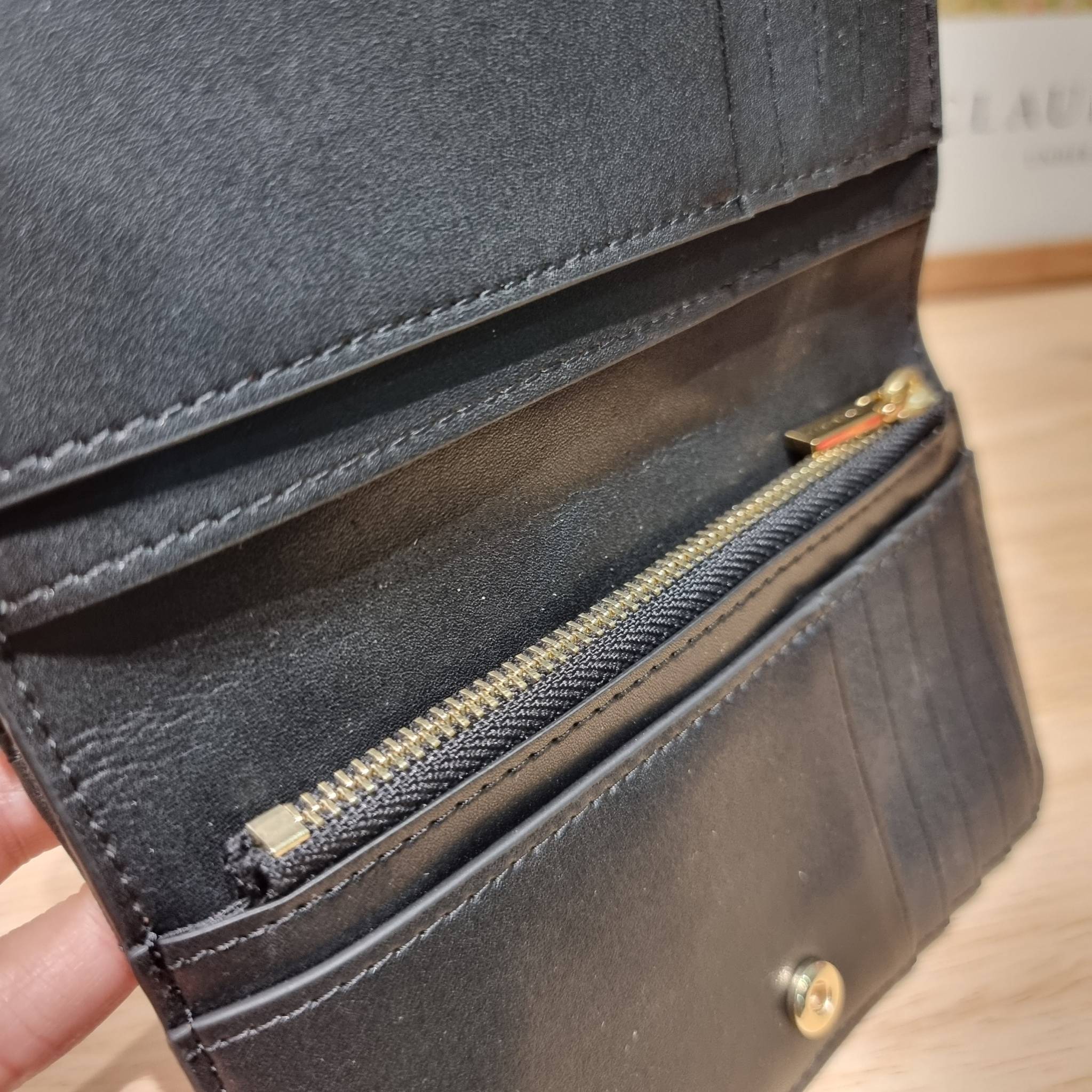 TORY BURCH KIRA CHEVRON MEDIUM SLIM WALLET กระเป๋าสตางค์ใบกลางรุ่นบาง ไม่กินพื้นที่กระเป๋า ดีไซน์เรียบหรู