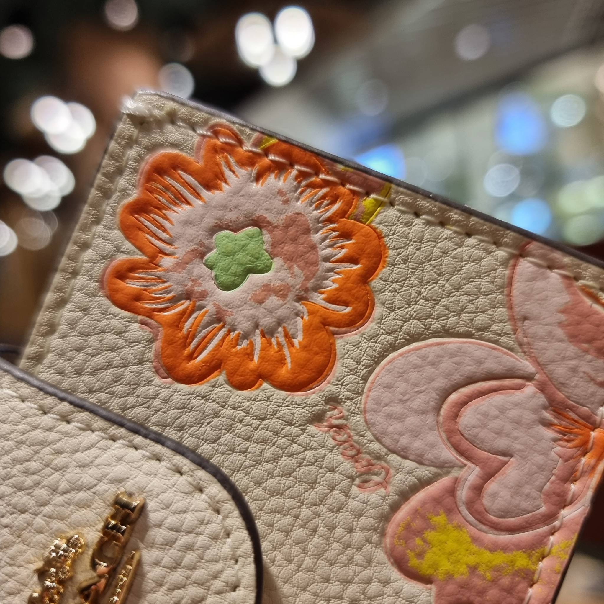 COACH C8325 ACCORDION CARD CASE WITH DREAMY LAND FLORAL PRINT ไอเท็มที่ทำใจฟูจัดเลยจ้า กับกระเป๋าถนอมบัตร ที่สาวๆตามหา ดีไซน์ลวดลายน่ารักมากๆ ขนาดกะทัดรัด พกพาสะดวก วัสดุหนัง pepble ภายในเป็นช่องใส่บัตรได้หลายใบ เหมาะมากสำหรับใครที่มองหากระเป๋าแบ่งสัดส่วน