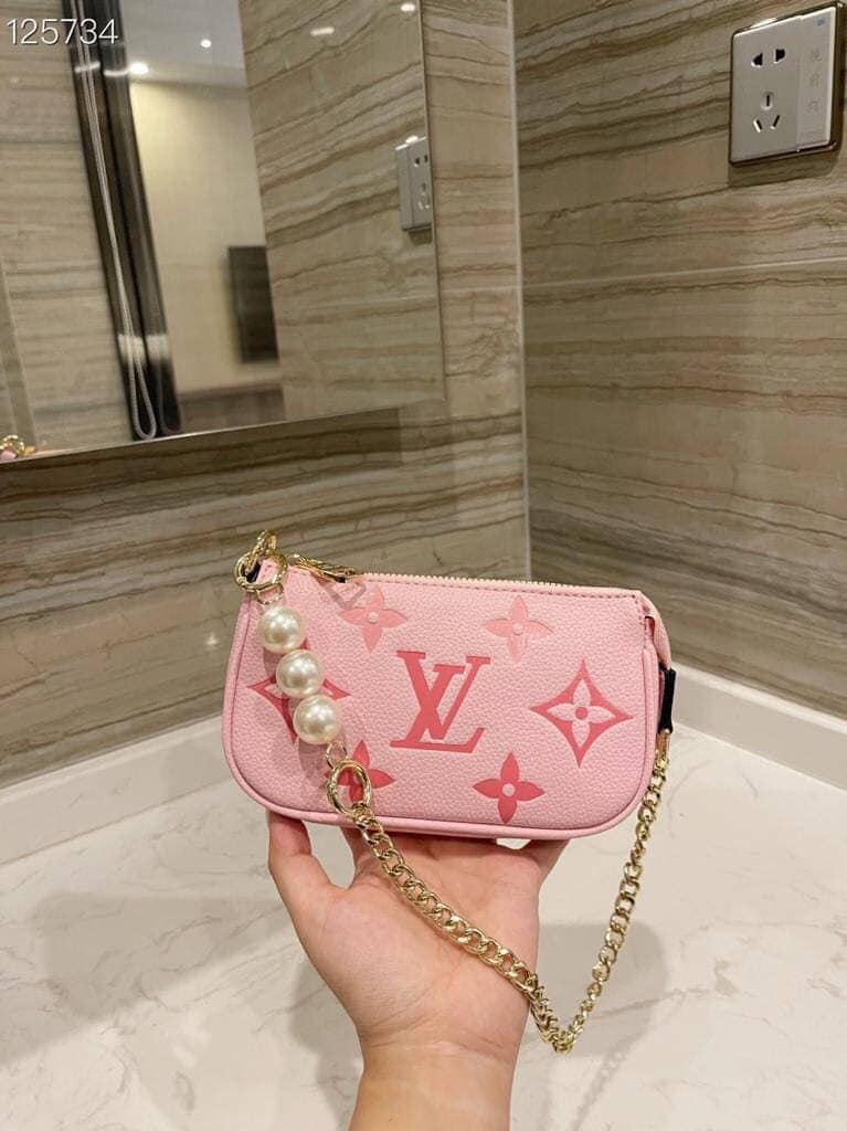 LV Mini Pochette Accessoires กระเป๋าทรงพอชไซส์มินิน่ารัก สวยงามน่าหลงใหล มาพร้อมสายโซ่ประดับมุกและหัวใจ สุดคุ้มปรับใช้ได้ตามต้องการ ถือออกงานดูแพง แมชชุดน่ารัก ได้ใบนี้ไปคุ้มแน่นอนค่ะ