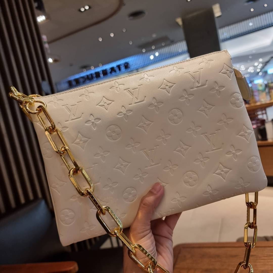 LV HANDLE POUCH MONOGRAM / LV Coussin กระเป๋าสะพายกึ่งคลัชท์ สุดล้ำ มาแรงมาก ด้วยความสวยปังตั้งแต่แรกเห็น วัสดุหนังแกะปั๊มลายสวยคม มาพร้อมสาย 2 เส้น เลิศๆ มีสายโซ่ที่มีดีเทลละเอียดไม่ซ้ำ และสายสปอร์ตครอสบอดี้ ที่จะคล้องไว้ทั้งสองเส้นก็ดีงาม หรือสลับใช้ตาม