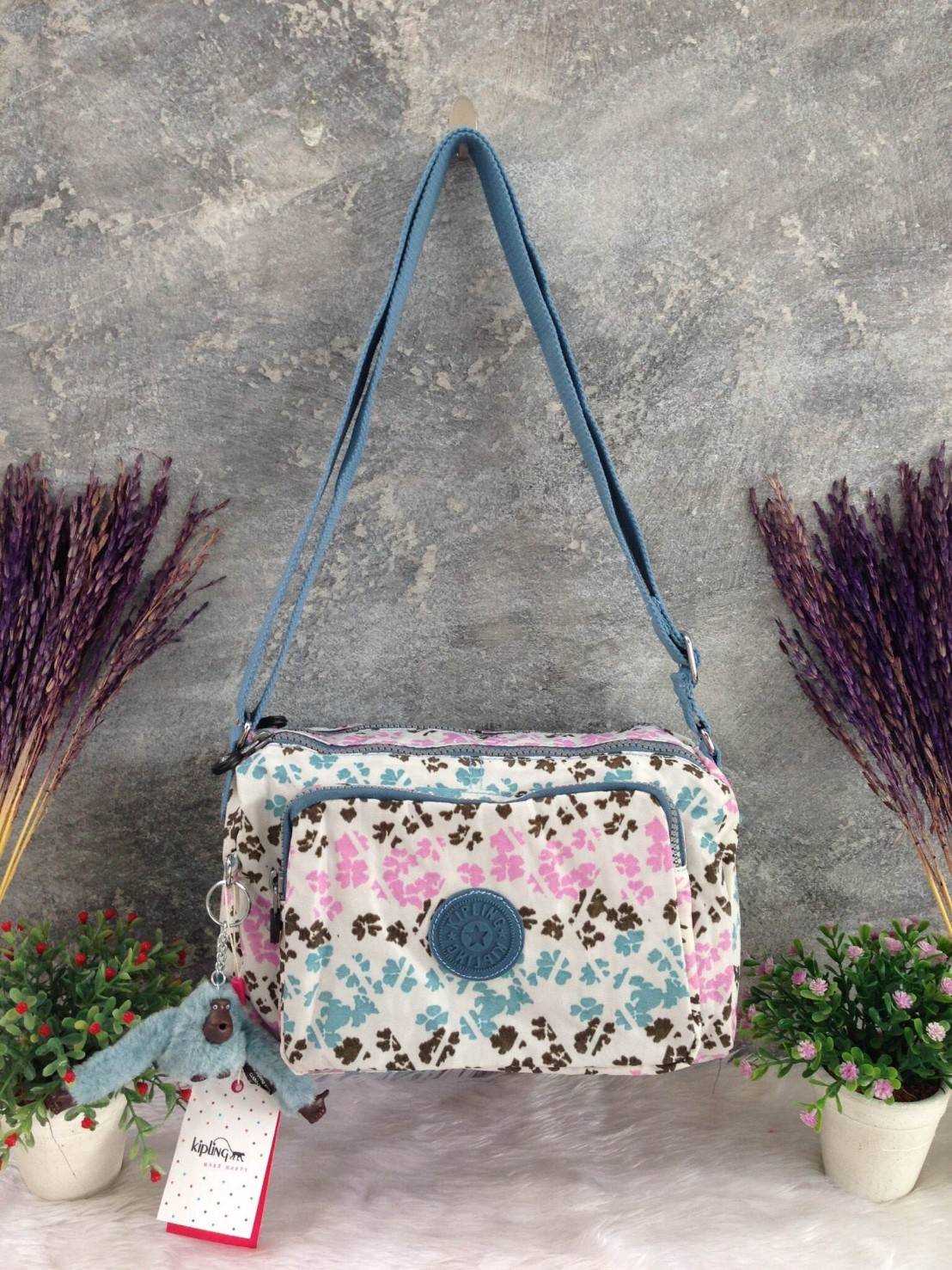 กระเป๋าสะพาย KIPLING รุ่น Reth วัสดุไนล่อนคุณภาพดี มาพร้อมดีไซน์ทันสมัย และสามารถใช้งานได้อย่างดี เข้ากับทุกการแต่งตัว โดดเด่นด้วยพื้นที่ภายในและช่องต่างๆ ที่ให้คุณจัดเก็บของสำคัญได้ครบถ้วน ไม่ว่าจะเป็นมือถือ ปากกา หรือไอเท็มจำเป็นของคุณ สายสามารถปรับและถ