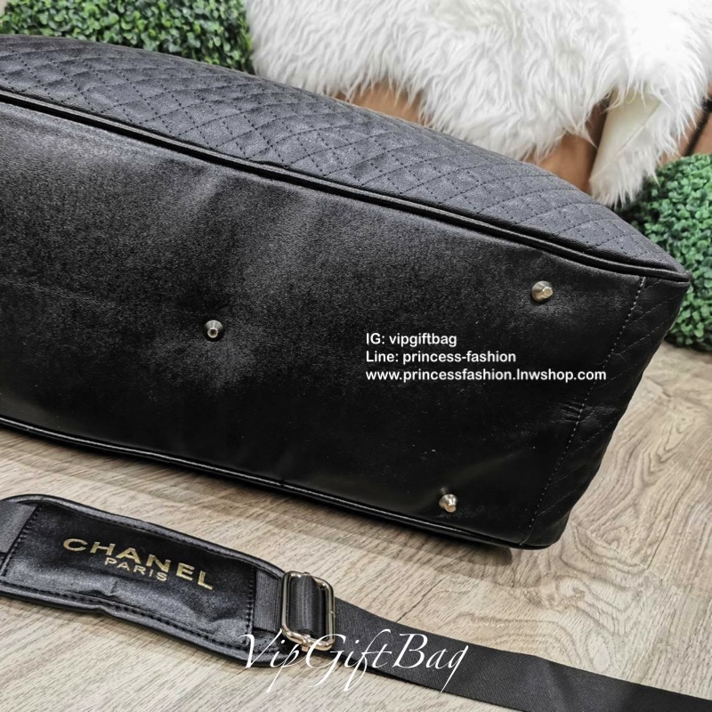 Chanel VIP Gift Large Travel Bag กระเป๋าใบใหญ่ Gift With Purchase (GWP) รุ่นใหม่ล่าสุด Limited Edition พรีเมี่ยมกิ๊ฟของเเท้จาก Chanel Counter ดีไซน์ทรงเหลี่ยมวัสดุหนังลายตารางเนื้อหนาสีดำกันนำ้ดูแลรักษาทำความสะอาดง่าย เปิดปิดด้วยซิปสะดวกใช้ ใบใหญ่จุใจ น้ำ