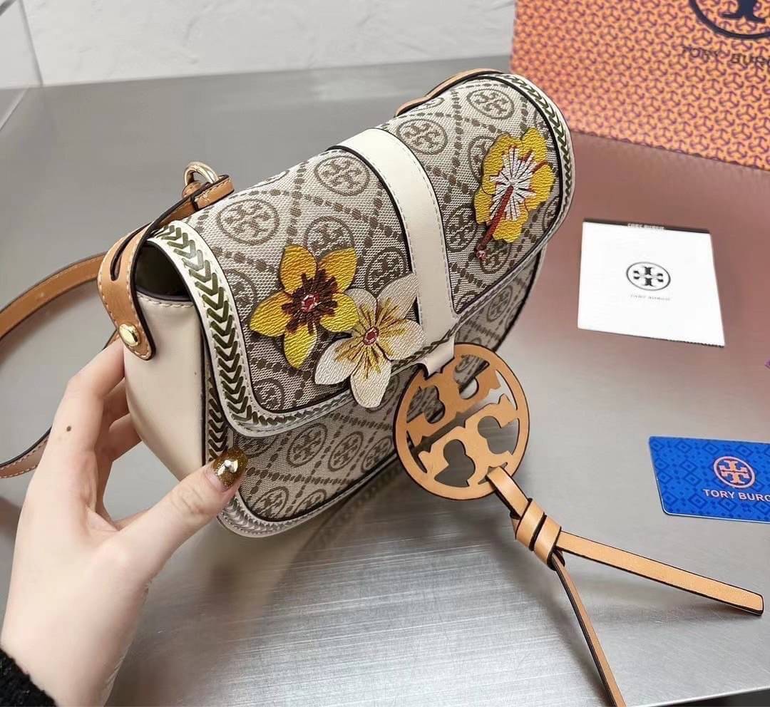 TORY BURCH T MONOGRAM FLORAL BAG / Tory Burch Monogram Crossbody Bag / TORY BURCH MILLER CANVAS QUADRANT SADDLE BAG กระเป๋าทรงยอดนิยม ดีไซน์ใหม่ล่าสุด สไตล์งานคราฟ มีลูกเล่นประดับดอกไม้กับตัวกระเป๋า วัสดุผ้า jacquard ใช้เป็น Everyday Bag สามารถใช้งานได้บ่