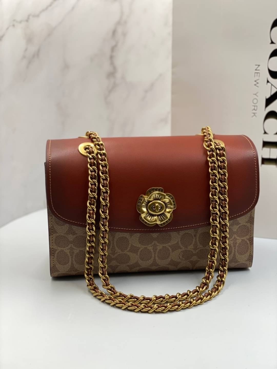 COACH 30585 PARKER IN SIGNATURE CANVAS With Tea Rose สินค้าใหม่ทรงน่ารัก ใช้แล้วดูแพงมากกก มีช่องใส่ขนาดกว้าง ใส่ของได้จำนวนมาก สามารถสะพายข้างแบบโซ่คู่ แบบคุณนาย หรือสะพายเป็น crossbody โดดเด่นด้วยลายsignature coach ใครยังไม่มีห้ามพลาดดดเลยนะ ของสวยจริง