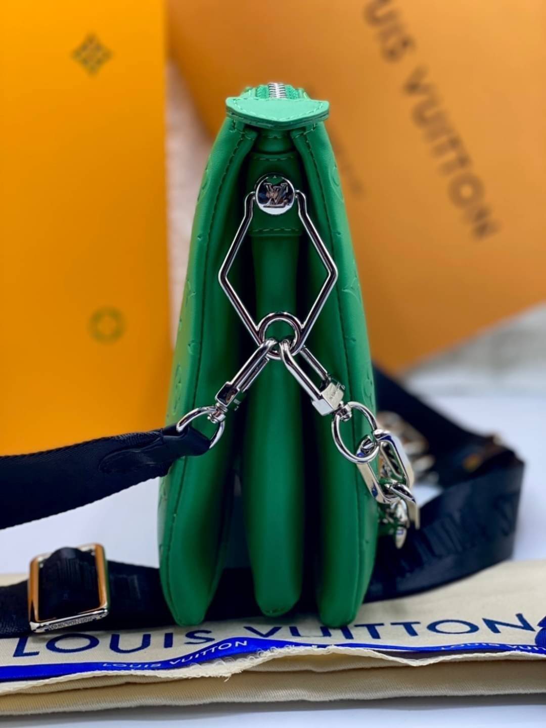 พร้อมส่งที่นี่ที่เดียว VIP gift Louis Vuitton Coussin สีขาวละมุน งานหนังแท้ ปั้มลายสวยมาก มาพร้อมสายโซ่ทองและสายผ้า มีจำกัดน้าา